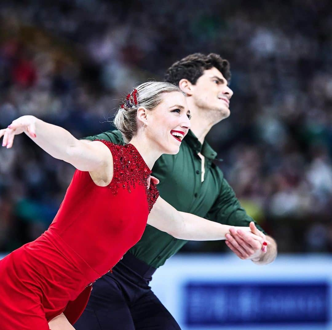 パイパー・ギレスさんのインスタグラム写真 - (パイパー・ギレスInstagram)「There are truly no amount of words that can describe the amount of pride in these photos. To my doctor, my physio, my family and friends, my coaches, Skate Canada and of course to my wonderful partner thank you for always standing by me. This one took a village and your support is something that needs to be celebrated!! Paul and I did it!!! Wohooo!  - - - - #figureskating #iceskating #skating #teamcanada #canada #isu #worldfigureskating #canada #athlete #athletes #worlds #bronzemedal #perseverance #strength #believing #support #teamworkmakesthedreamwork #nevergiveup」3月27日 15時53分 - pipergilles