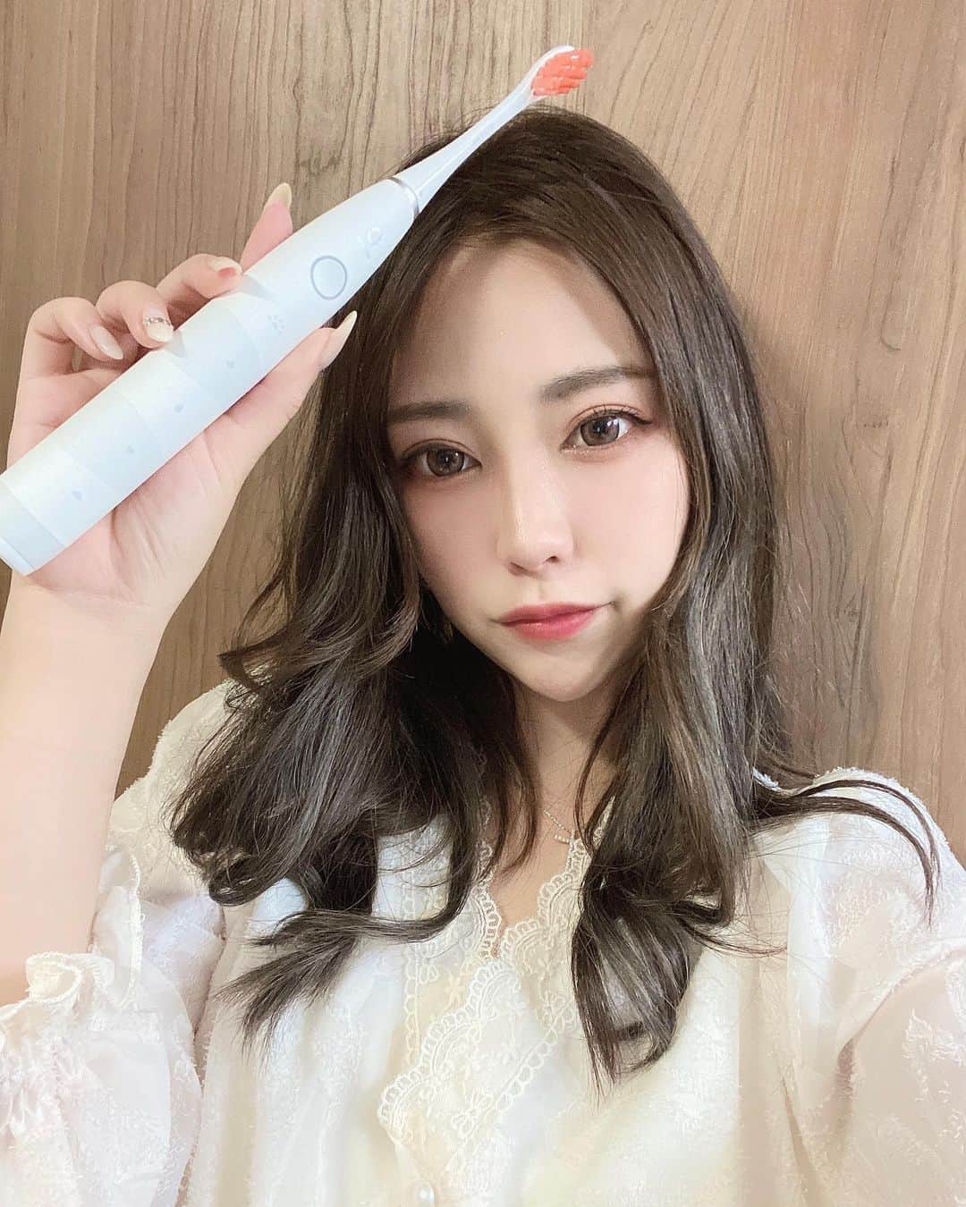 福井柑奈さんのインスタグラム写真 - (福井柑奈Instagram)「電動歯ブラシ🪥 Oclean Flow ( @ocleanins )  ななななんと年充電回数わずか2回でOK🧡 充電するのも面倒なズボラな私にぴったり👍🥹  ﹆5つのモード搭載 ﹆4本の替えブラシ付き ﹆専用の充電器いらず、Type-Cコードで充電可能 ﹆38,000回転/分の超高速音波振動  今まで使ってた電動歯ブラシより 歯がつるっつるになります！ あとものすごい静かです✌︎ 頭に響かない🤣👏🏻 防水なのでお風呂でも使えるよん🛁🫧  つるつるで汚れのない歯🦷さいこー！  🔎楽天＆Amazon「電動歯ブラシ flow」で検索  #sponsored #Oclean #OcleanFlow #電動歯ブラシ #歯ブラシ除菌 #歯磨き #口腔ケア #インビザライン #マウスピース矯正 #歯ブラシ #歯列矯正 #tooth #toothbrush #beauty #instagood #love #girls #instadaily #igdaily #igstyle」3月27日 15時53分 - kanna_fukui