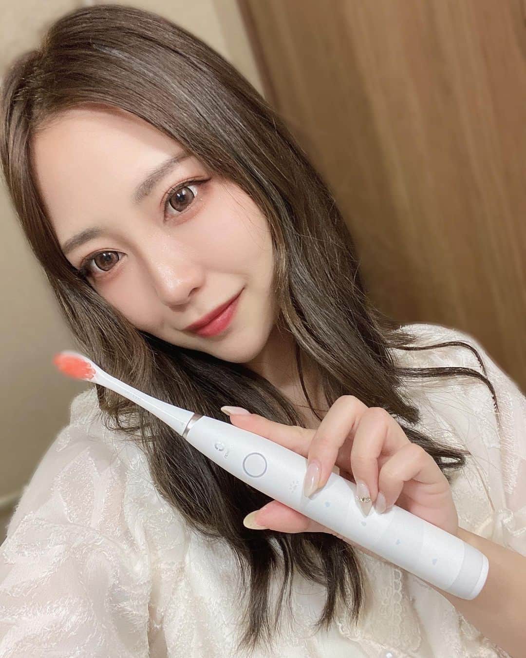 福井柑奈さんのインスタグラム写真 - (福井柑奈Instagram)「電動歯ブラシ🪥 Oclean Flow ( @ocleanins )  ななななんと年充電回数わずか2回でOK🧡 充電するのも面倒なズボラな私にぴったり👍🥹  ﹆5つのモード搭載 ﹆4本の替えブラシ付き ﹆専用の充電器いらず、Type-Cコードで充電可能 ﹆38,000回転/分の超高速音波振動  今まで使ってた電動歯ブラシより 歯がつるっつるになります！ あとものすごい静かです✌︎ 頭に響かない🤣👏🏻 防水なのでお風呂でも使えるよん🛁🫧  つるつるで汚れのない歯🦷さいこー！  🔎楽天＆Amazon「電動歯ブラシ flow」で検索  #sponsored #Oclean #OcleanFlow #電動歯ブラシ #歯ブラシ除菌 #歯磨き #口腔ケア #インビザライン #マウスピース矯正 #歯ブラシ #歯列矯正 #tooth #toothbrush #beauty #instagood #love #girls #instadaily #igdaily #igstyle」3月27日 15時53分 - kanna_fukui