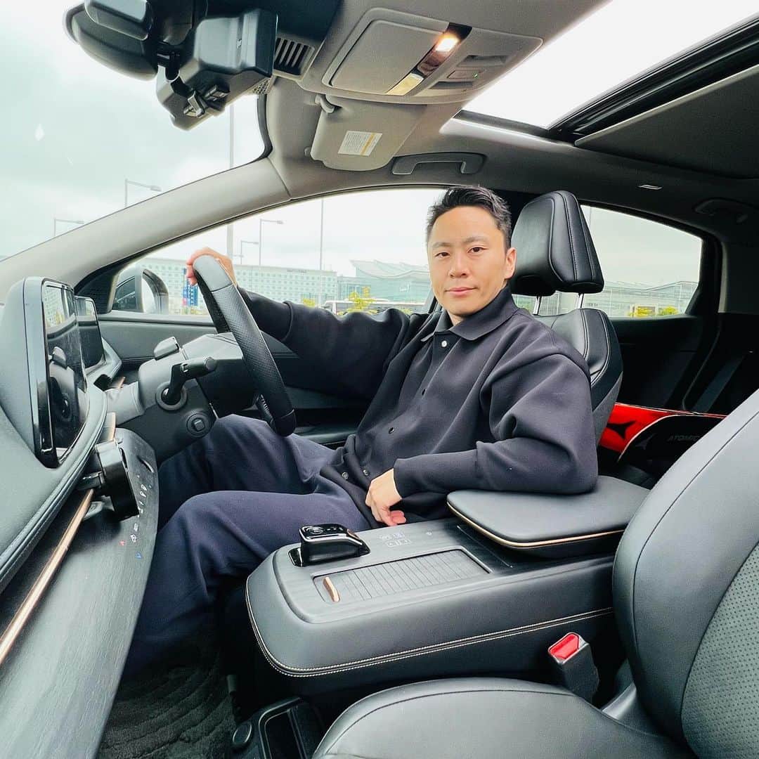 太田雄貴さんのインスタグラム写真 - (太田雄貴Instagram)「今日は私のARIYAのお気に入りをご紹介します! みなさん、ウィンタースポーツはお好きですか?  私はここ最近、よくスキーに出かけるのですが、 ARIYAはスキー板も運べて凄く便利! 後ろが広いので、楽々乗せられるんです!  他にも、走っているときのルーフから陽が射して、  天気が良い日は車内も明るくなって気分が上がります!  #日産アリア #ARIYA #EV #電気自動車 #MYARIYALIFE #日産エキサイトメントアンバサダー @nissanjapan #日産アリアのある暮らし」3月27日 15時54分 - yuki_ota_fencing