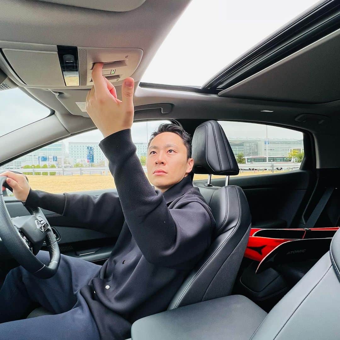 太田雄貴さんのインスタグラム写真 - (太田雄貴Instagram)「今日は私のARIYAのお気に入りをご紹介します! みなさん、ウィンタースポーツはお好きですか?  私はここ最近、よくスキーに出かけるのですが、 ARIYAはスキー板も運べて凄く便利! 後ろが広いので、楽々乗せられるんです!  他にも、走っているときのルーフから陽が射して、  天気が良い日は車内も明るくなって気分が上がります!  #日産アリア #ARIYA #EV #電気自動車 #MYARIYALIFE #日産エキサイトメントアンバサダー @nissanjapan #日産アリアのある暮らし」3月27日 15時54分 - yuki_ota_fencing
