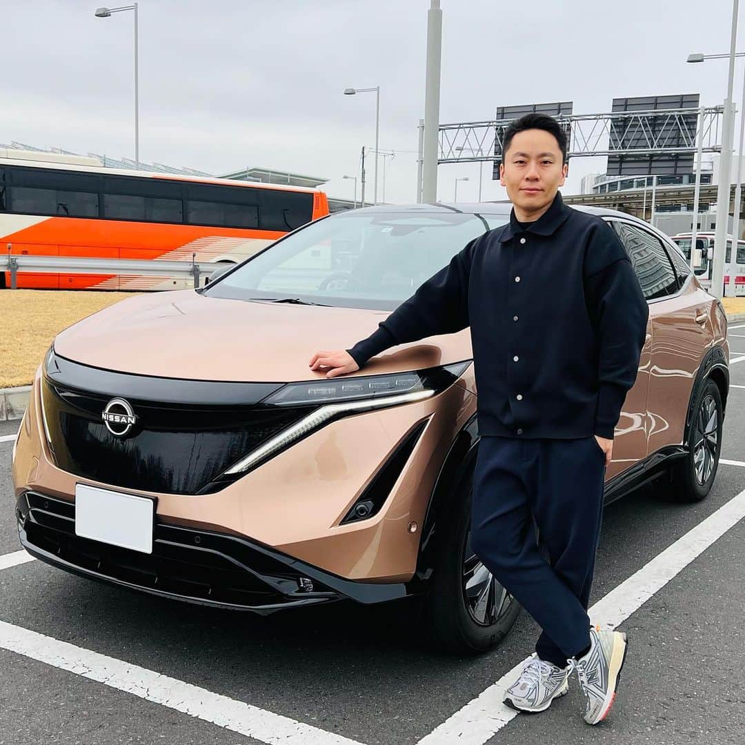 太田雄貴さんのインスタグラム写真 - (太田雄貴Instagram)「今日は私のARIYAのお気に入りをご紹介します! みなさん、ウィンタースポーツはお好きですか?  私はここ最近、よくスキーに出かけるのですが、 ARIYAはスキー板も運べて凄く便利! 後ろが広いので、楽々乗せられるんです!  他にも、走っているときのルーフから陽が射して、  天気が良い日は車内も明るくなって気分が上がります!  #日産アリア #ARIYA #EV #電気自動車 #MYARIYALIFE #日産エキサイトメントアンバサダー @nissanjapan #日産アリアのある暮らし」3月27日 15時54分 - yuki_ota_fencing