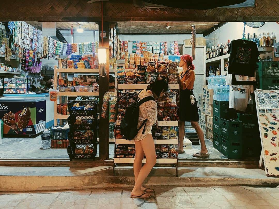 安柏兒のインスタグラム：「- RedHorse -   1. 找尋想要的零食（酒以為沒了） 2. 哇？這不是⋯！！？ 3. 意外找到了RedHorse 1000ML 藏身之處（兩人極為開心） 4. 沒想到愛就在轉角處～ 5. 那還要買更多嗎？ 6. 要吧！ 7. ELNIDO跳飯店的室友 @chihyuan0424   #結果在台灣萊爾富買到了 #還extrastrong #8%」