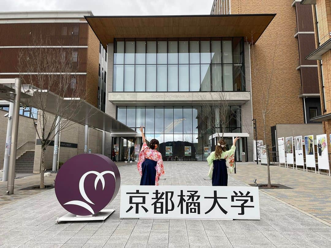 北出恭子さんのインスタグラム写真 - (北出恭子Instagram)「【京都橘大学🏫健康科学部🌡心理学科❤️‍🩹を無事に卒業しました🌸🎓㊗️】  また同時に『認定心理士』資格を取得しました📝✨🙌  温泉✖️心理学の研究に興味を持ってから4年前に進学し👩‍🎓本当に働きながら卒業できるのか… 京都の大学まで研究や実習に通えるか…  色々と不安はありましたが、多くの方々の支えもあり、なんとか4年で履修単位をすべて取得することができました✨😭（楽しかったけど辛かった…笑）  心理学の研究法やデータサイエンス🧪「臨床心理学」「社会・産業心理学」「発達・教育心理学」「行動・脳科学」「健康・福祉心理学」などの専門知識を学び✍️  幅広い心理学領域と♨️温泉♨️との親和性が非常に高いことを改めて感じました✨✨✨  これまで学んできた心理学を活かし、4月から入学する杏林大学大学院での専門知識（医療・保健・観光）をさらに飛躍させ、人々の心身の健康と幸福に寄与できる研究ができるように精進して行きたいと考えています‼️🙂  皆さま🎵 引き続き、どうぞよろしくお願いします（╹◡╹）」3月27日 16時08分 - onsen.expert_kitadekyoko