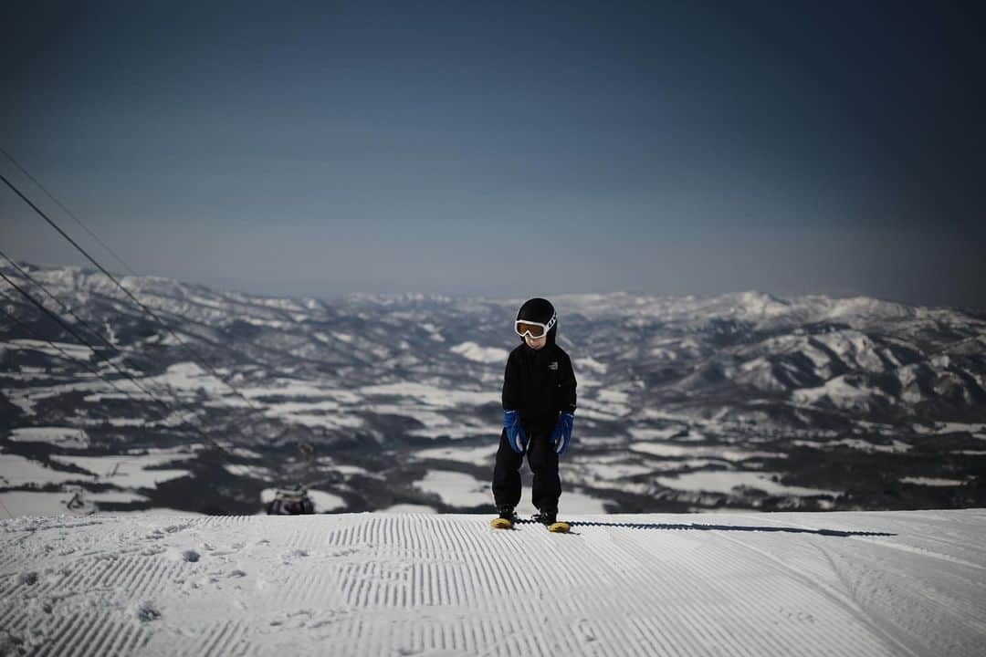 のインスタグラム：「もうすでに雪山が恋しい。 息子を毎週連れ出して、今年はよくスキーを滑った。 ボーゲンだった滑りがパラレルに突然なったとき、とーちゃんは泣きそうだった。 子供ってすごい。 これからのシーズンは海、川へと感動を求めて自然に足を運び続けます。  I already miss the snowy mountains. I took my son out every week and we skied a lot this year. When he suddenly changed from bogen to parallel skiing, I was about to cry. Children are amazing. In the coming season, we will continue to go to the sea and rivers to visit nature in search of excitement. #nature #myson #ski #snowboarding」