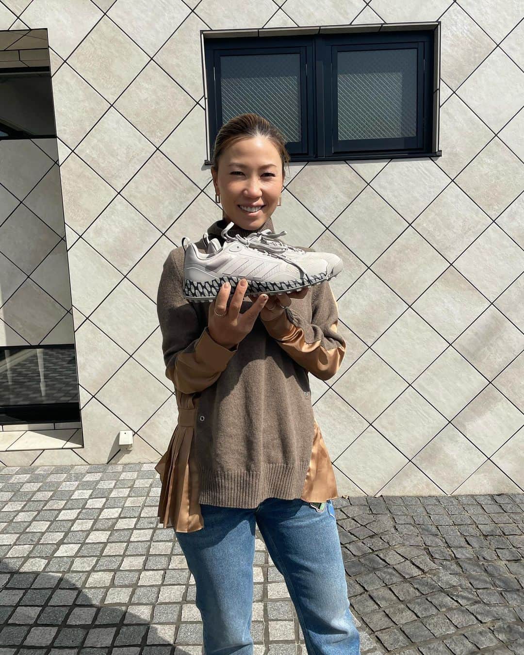 上田桃子のインスタグラム：「adidas✖︎marimekko のスパイクレス🖤🤍  凄い可愛いです😊」