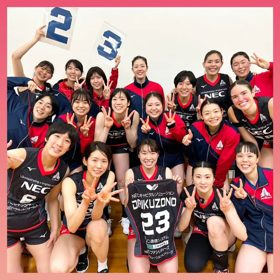 井上琴絵のインスタグラム：「🚀 .  23勝目🌟🌟🌟🌟🌟 🌟🌟🌟🌟🌟🌟🌟 🌟🌟🌟🌟🌟🌟🌟 🌟🌟🌟🌟  vs 埼玉上尾メディックス  レギュラーラウンドたくさんの応援ありがとうございました。なんとか自力でファイナルステージ進出決まりました。昨日の3セット目の終盤、ホームゲームかと思うくらいのハリセンの音と声援、盛り上がりがただただ凄かったなと思いました🚀  WBCで日本中？世界中？熱くなったように、バレーボールでも、自分たちも応援してくれる人たちもあんなふうに熱くなるプレーや試合をこの先も1試合1試合していきたいです✨  @nec_rr_official  #NECレッドロケッツ#🚀 #輝UniteAllOnesEnergy  #バレーボール#女子バレー #Vリーグ #どれだけ自分とチームを信じられるか #どれだけやってきたことと勝利を信じられるか #まだまだこれから#GoRockets#🔥」