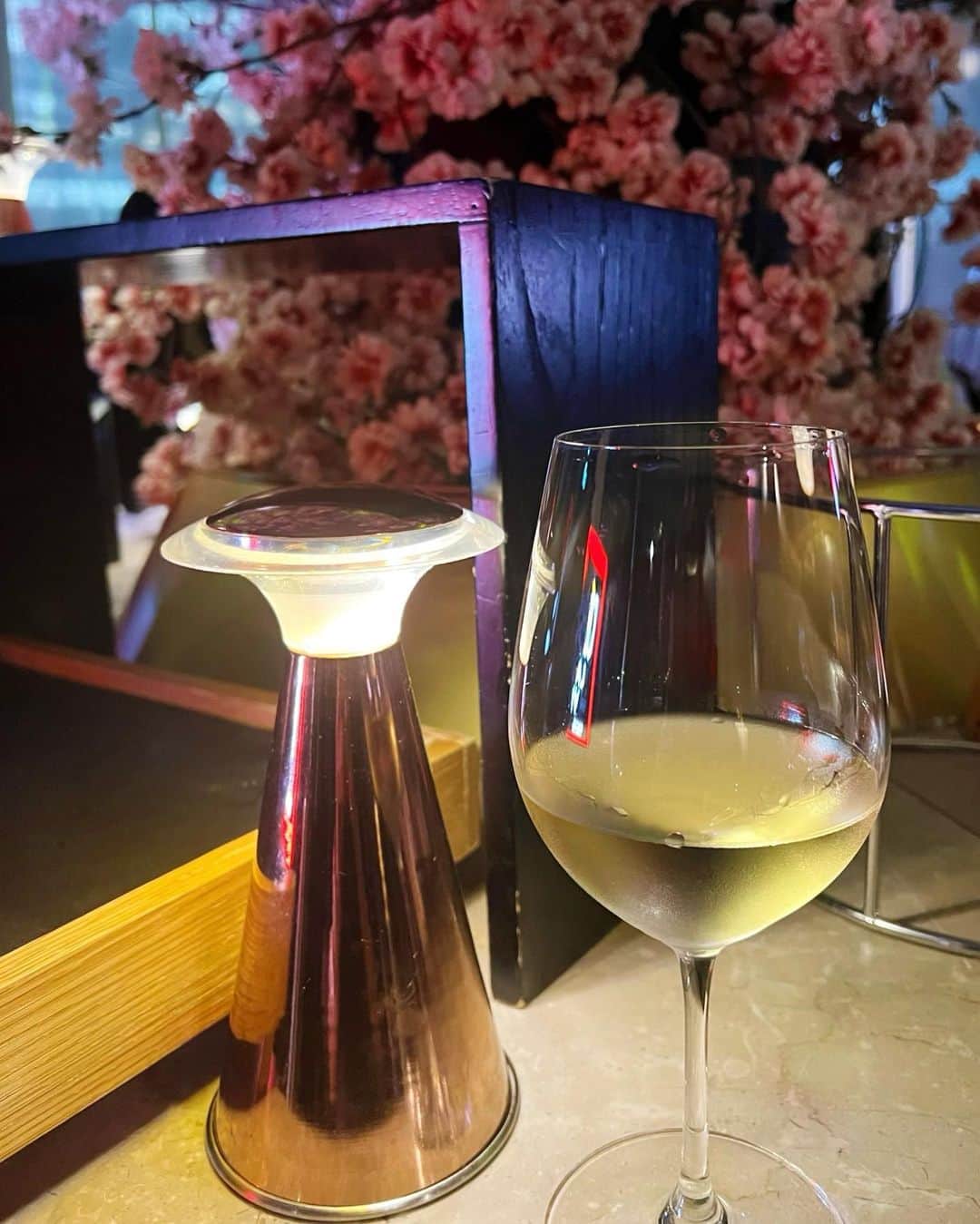 のインスタグラム：「🍷 * 『東京カレンダー Presents 9LIVES RECEPTION PARTY』にお邪魔してきました。 * 日本初上陸の プレミアムチリワイン「ナイン•ライブス」赤•白とお花見まで楽しむことができました。 * 久しぶりのキラキラ空間。 少しずつ日常が戻ってきた感じが すごく嬉しい。 * 白が特に好みだったので 自宅にストックしようと思います。 * * #ワイン #ナインライブス #東京カレンダー #東カレevent  #9つの自分  #お花見 #週末 #イベント #event #wine #9lives #cherryblossom」
