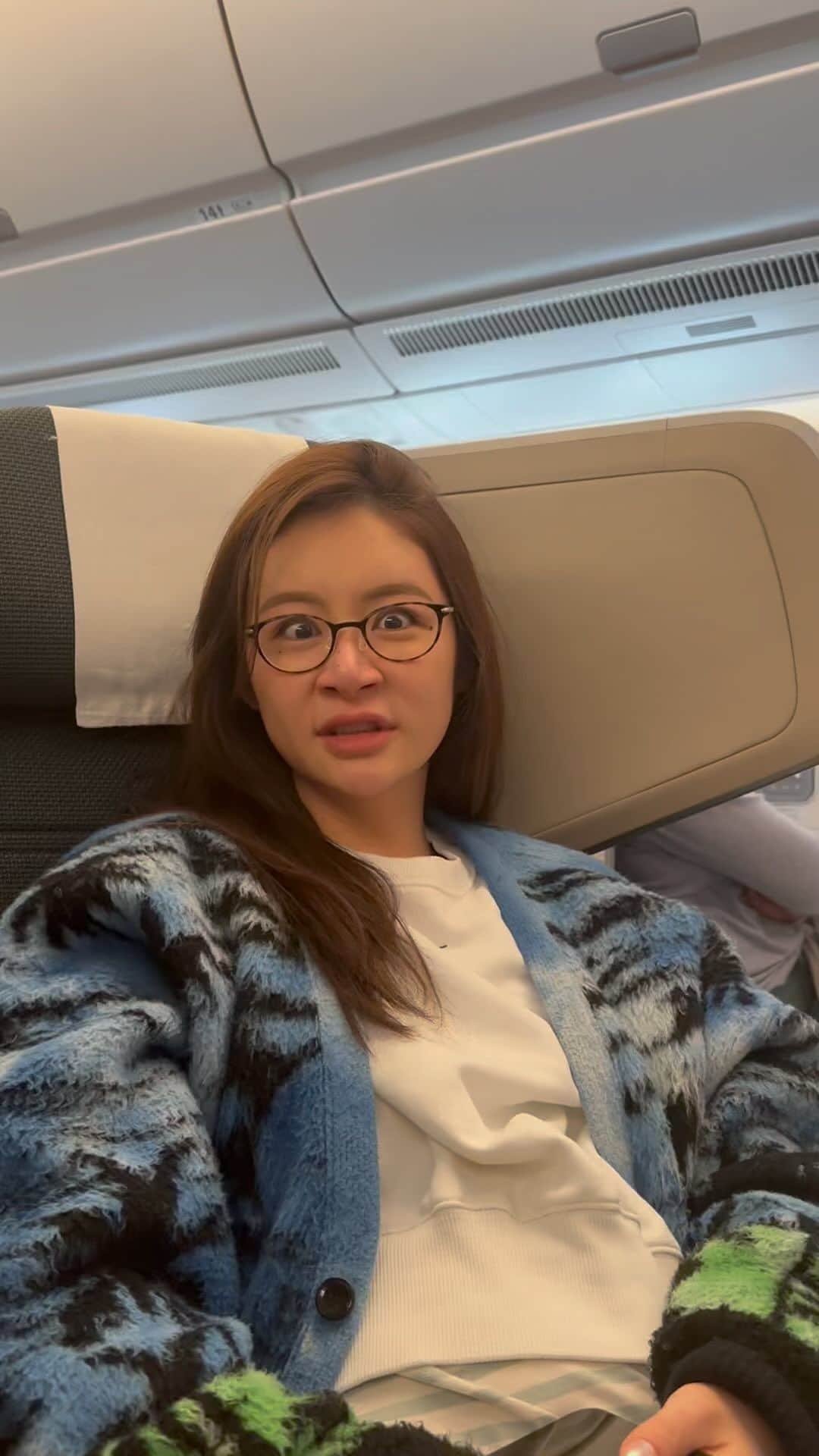 のインスタグラム：「#実現者 #宮崎麗果  #講談社 #manifester #マニフェスター #やべー女ですが　  を記念してやべー顔をしてもらいました👍🙌 ご覧ください📕📙📘  マジでこの人は新人類 Newtype？Newジャンルだな  色んな人に会って来たが こんなNewtypeの日本人見た事ない  まだ読めてないので読むの楽しみだ」