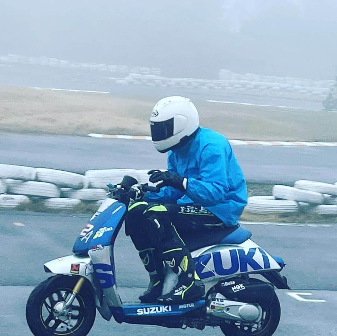 黒川忠文のインスタグラム：「昨日、近畿スポーツランドで行われたルーツザ原チャリレース 結果は3位でした パートナーのShinさんの攻めで獲れた感じですが(*´ω`*)ありがとうございました！ ナカヤマバイクラジオのおふたりにも感謝！」