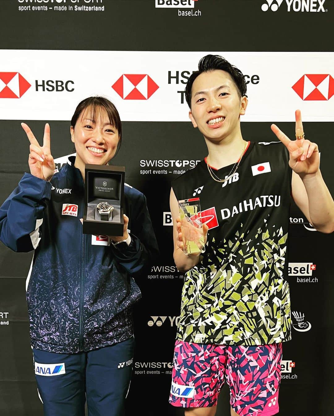 今別府香里さんのインスタグラム写真 - (今別府香里Instagram)「🏸スイスオープン2023🏸  World Tour Super 300  ＊男子シングルス 　渡邉　航貴選手🥇  ＊女子シングルス 　郡司　莉子選手　ベスト16 　仁平　菜月選手　1回戦敗退  ＊女子ダブルス 　櫻本　絢子/宮浦　玲奈ペア　🥇  今大会も多くの学びがありました！  simple is the best  簡単なようで一番難しい😕 気持ちの面でもプレーの面でもシンプルに出来ている時ほど、強い💪  特に気持ちの面で、あれこれいろんな感情が入り混じっている時は、プレーも安定しない😵  そんなことを再確認できた、今大会でした🤗  勝っても負けても、一つ一つ本当に貴重な経験をさせてもらっています！  担当の女子シングルス頑張ります！！！  続けて次の大会へ✈️🇨🇭→🇪🇸  私の名前はKaoriからClaudiになりました🤣🤭  #Badminton #swiss open #YONEX #Swiss #Basel」3月27日 16時22分 - kaori_imabeppu