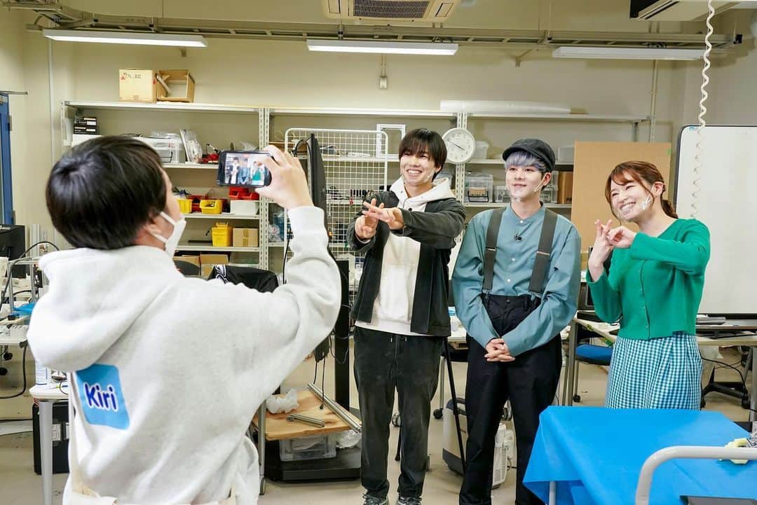 佐竹美希さんのインスタグラム写真 - (佐竹美希Instagram)「告知が遅くなってしまいましたが🙇‍♀️  今夜3/27(月)9:54〜 「これが未来の新常識！ 　教えてスタートアップ！」 ２回目の放送です✨  今回お邪魔したのは、 電気通信大学内にある 株式会社 Mu-BORG（ミューボーグ）さん。  筋電義手の開発を主に 行っていらっしゃる会社です。  前回に引き続き一緒にロケに行って来たのは、 円神の A.rikさんと、 @erkfdl  中林登生さん！ @n.1.2.2.7.t   写真から見てお分かりいただけますように 笑いの絶えないとっても楽しいロケでした😂  （ちなみにですが…前回の投稿で 髪型について褒めてくださった方がいらしたのですが、 メイクさんがロケ終わりまで ずっとついてくださってたんです😭✨  上司が衣装を出してくれたり、 ディレクターさんが 台本を綺麗にファイリングしてくださったり マーカーをいれてくださったり…  皆さんの優しさに感動…  カメラさんが送ってくださった写真も 使わせていただきました。 全部とってもいい写真です🥲✨）  少し告知が遅くなってしまったので、 間に合わなかった方は BSよしもとＨＰの見逃し配信からも なんと、一年間無料見られますのでぜひ✨  ５分番組ですので見やすいですし、 さすが吉本のディレクターさん… 面白く編集してくださってます🌟  ご意見ご感想は、Twitterでも #教えてスタートアップ お待ちしております！  #3 #4 もお楽しみに☺️  Mu-BORGさん、スタッフさん、円神のお二人 ありがとうございました！  #BSよしもと #吉本 #吉本興業 #BS #新番組 #これが未来の新常識教えてスタートアップ #スタートアップ  #MuBORG さん #電気通信大学 #円神 #Arik さん #中林登生 さん  #アナウンサー #BSよしもとアナウンサー #佐竹美希   #私のハッシュタグポーズ合ってるか誰か教えて  #そういえば前の投稿に佐竹さんイケメンと共演できて嬉しそうって書かれてました笑」3月27日 16時23分 - miki_stk