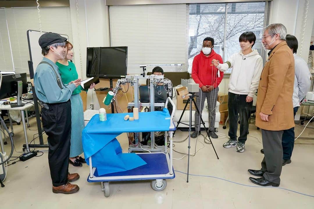 佐竹美希さんのインスタグラム写真 - (佐竹美希Instagram)「告知が遅くなってしまいましたが🙇‍♀️  今夜3/27(月)9:54〜 「これが未来の新常識！ 　教えてスタートアップ！」 ２回目の放送です✨  今回お邪魔したのは、 電気通信大学内にある 株式会社 Mu-BORG（ミューボーグ）さん。  筋電義手の開発を主に 行っていらっしゃる会社です。  前回に引き続き一緒にロケに行って来たのは、 円神の A.rikさんと、 @erkfdl  中林登生さん！ @n.1.2.2.7.t   写真から見てお分かりいただけますように 笑いの絶えないとっても楽しいロケでした😂  （ちなみにですが…前回の投稿で 髪型について褒めてくださった方がいらしたのですが、 メイクさんがロケ終わりまで ずっとついてくださってたんです😭✨  上司が衣装を出してくれたり、 ディレクターさんが 台本を綺麗にファイリングしてくださったり マーカーをいれてくださったり…  皆さんの優しさに感動…  カメラさんが送ってくださった写真も 使わせていただきました。 全部とってもいい写真です🥲✨）  少し告知が遅くなってしまったので、 間に合わなかった方は BSよしもとＨＰの見逃し配信からも なんと、一年間無料見られますのでぜひ✨  ５分番組ですので見やすいですし、 さすが吉本のディレクターさん… 面白く編集してくださってます🌟  ご意見ご感想は、Twitterでも #教えてスタートアップ お待ちしております！  #3 #4 もお楽しみに☺️  Mu-BORGさん、スタッフさん、円神のお二人 ありがとうございました！  #BSよしもと #吉本 #吉本興業 #BS #新番組 #これが未来の新常識教えてスタートアップ #スタートアップ  #MuBORG さん #電気通信大学 #円神 #Arik さん #中林登生 さん  #アナウンサー #BSよしもとアナウンサー #佐竹美希   #私のハッシュタグポーズ合ってるか誰か教えて  #そういえば前の投稿に佐竹さんイケメンと共演できて嬉しそうって書かれてました笑」3月27日 16時23分 - miki_stk