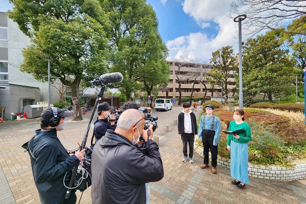 佐竹美希さんのインスタグラム写真 - (佐竹美希Instagram)「告知が遅くなってしまいましたが🙇‍♀️  今夜3/27(月)9:54〜 「これが未来の新常識！ 　教えてスタートアップ！」 ２回目の放送です✨  今回お邪魔したのは、 電気通信大学内にある 株式会社 Mu-BORG（ミューボーグ）さん。  筋電義手の開発を主に 行っていらっしゃる会社です。  前回に引き続き一緒にロケに行って来たのは、 円神の A.rikさんと、 @erkfdl  中林登生さん！ @n.1.2.2.7.t   写真から見てお分かりいただけますように 笑いの絶えないとっても楽しいロケでした😂  （ちなみにですが…前回の投稿で 髪型について褒めてくださった方がいらしたのですが、 メイクさんがロケ終わりまで ずっとついてくださってたんです😭✨  上司が衣装を出してくれたり、 ディレクターさんが 台本を綺麗にファイリングしてくださったり マーカーをいれてくださったり…  皆さんの優しさに感動…  カメラさんが送ってくださった写真も 使わせていただきました。 全部とってもいい写真です🥲✨）  少し告知が遅くなってしまったので、 間に合わなかった方は BSよしもとＨＰの見逃し配信からも なんと、一年間無料見られますのでぜひ✨  ５分番組ですので見やすいですし、 さすが吉本のディレクターさん… 面白く編集してくださってます🌟  ご意見ご感想は、Twitterでも #教えてスタートアップ お待ちしております！  #3 #4 もお楽しみに☺️  Mu-BORGさん、スタッフさん、円神のお二人 ありがとうございました！  #BSよしもと #吉本 #吉本興業 #BS #新番組 #これが未来の新常識教えてスタートアップ #スタートアップ  #MuBORG さん #電気通信大学 #円神 #Arik さん #中林登生 さん  #アナウンサー #BSよしもとアナウンサー #佐竹美希   #私のハッシュタグポーズ合ってるか誰か教えて  #そういえば前の投稿に佐竹さんイケメンと共演できて嬉しそうって書かれてました笑」3月27日 16時23分 - miki_stk