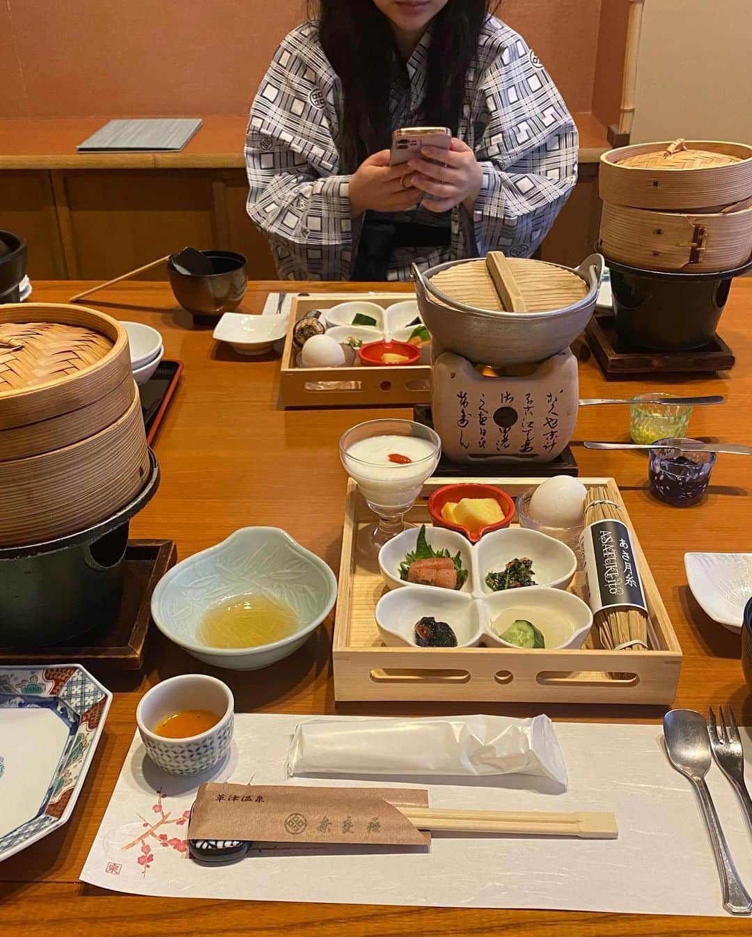 yurieさんのインスタグラム写真 - (yurieInstagram)「ハワイ大学時代の友達の朝日 @a3h10046 がロンドンから日本に遊びに来たから、草津温泉行ってきた☺️💗  奈良屋に泊まったよ❣️  楽しかった、めっちゃリラックスできた😊💗  温泉♨️最高💗  #kusatsu #kusatsuonsen #onsentrip #onsen #温泉女子　#温泉旅行　#女子旅　#草津温泉　#湯もみ　#奈良屋」3月27日 16時24分 - yurie808golf