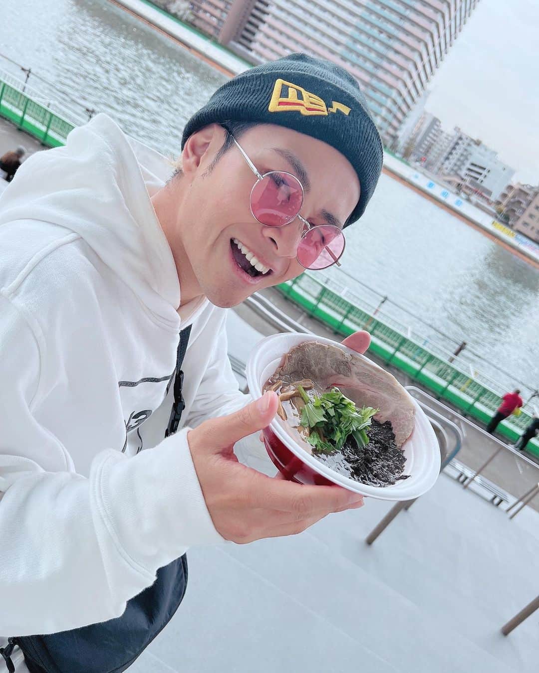 東郷知典のインスタグラム：「本日！全国ラーメンフェスタ in BOAT RACE平和島 に行ってきました✨  初めてのボートレースを見ながら興奮しつつ、美味しいラーメンいただきました🍜  明日までなので皆行ってみてね♬  PR @heiwajima_info  #ボートレース平和島 #ラーメンフェスタ #平和島」