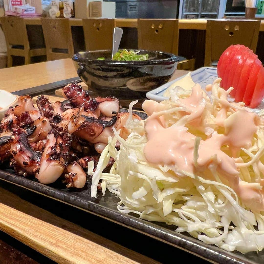 藤川奈々さんのインスタグラム写真 - (藤川奈々Instagram)「観光の方が来ないお店（とか言って書いてしまう）大阪は美味しいお好み焼きが沢山ありますが、ほんとに美味しい♪  豚玉は今まで食べた中で一番ではないでしょうか！！山芋たっぷりでふわふわ♪♪♪  こんなふわふわなお好み焼きは一番かも！！  ○豚玉 700円 ○げその塩焼き 400円 ○スライストマト 300円 ○売り切れ御免！どて焼 500円  ひみつの焼きそば（1000円）が気になりましたが、どんな焼きそばなのでしょう？？  野菜炒め（500円）、すじこん玉（数量限定 900円）、すじこんねぎ（数量限定 1000円）  野菜炒めが世界一好きな私は、これだけ美味しいお店の野菜炒めは頼んでみたいです♪  芸能人のサイン色紙がズラーッと並んでいます！が、天井近くに貼ってあるのでなかなか、誰だかわかりません。  どれもめちゃくちゃ美味しいことだけは確かですが、観光の方が来ていないのに書いていいんだかどうか。。。  Instagram TikTok @nanayakko  #お好み焼き #鉄板焼 #お好み焼き店 #どて焼き #なんばグルメ #なんばディナー #難波グルメ #大阪グルメ #大阪市グルメ #美味しい料理  #うまし #大阪ディナー #難波 #難波ディナー  #なんばお好み焼き #フード #美味しいお店 #美味しい #グルメ #おすすめスポット #foods #japanesefoods #instacook #yummy #foodsforthought #foodstagramming #Japanesefood #japan #osaka」3月27日 16時29分 - nanayakko