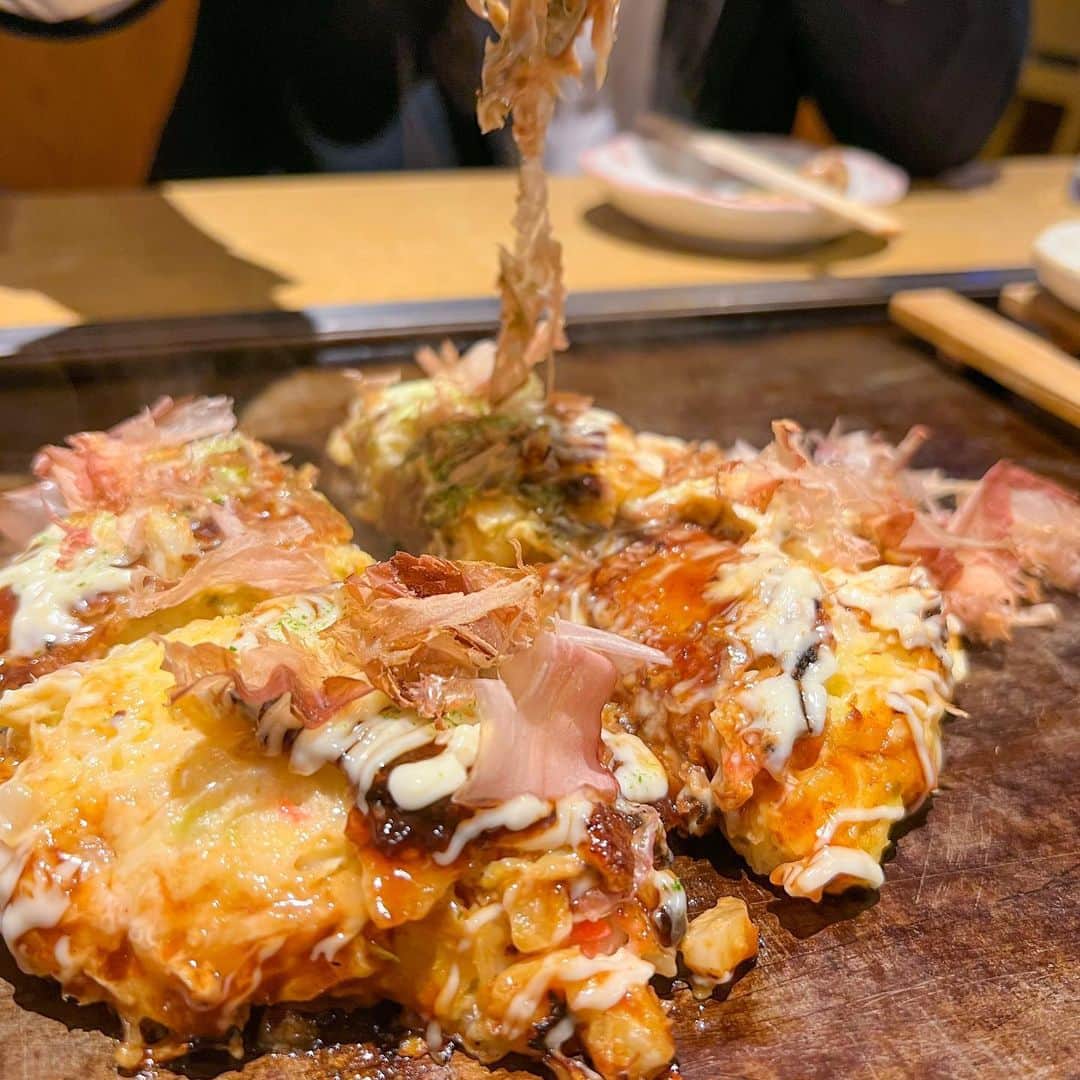 藤川奈々さんのインスタグラム写真 - (藤川奈々Instagram)「観光の方が来ないお店（とか言って書いてしまう）大阪は美味しいお好み焼きが沢山ありますが、ほんとに美味しい♪  豚玉は今まで食べた中で一番ではないでしょうか！！山芋たっぷりでふわふわ♪♪♪  こんなふわふわなお好み焼きは一番かも！！  ○豚玉 700円 ○げその塩焼き 400円 ○スライストマト 300円 ○売り切れ御免！どて焼 500円  ひみつの焼きそば（1000円）が気になりましたが、どんな焼きそばなのでしょう？？  野菜炒め（500円）、すじこん玉（数量限定 900円）、すじこんねぎ（数量限定 1000円）  野菜炒めが世界一好きな私は、これだけ美味しいお店の野菜炒めは頼んでみたいです♪  芸能人のサイン色紙がズラーッと並んでいます！が、天井近くに貼ってあるのでなかなか、誰だかわかりません。  どれもめちゃくちゃ美味しいことだけは確かですが、観光の方が来ていないのに書いていいんだかどうか。。。  Instagram TikTok @nanayakko  #お好み焼き #鉄板焼 #お好み焼き店 #どて焼き #なんばグルメ #なんばディナー #難波グルメ #大阪グルメ #大阪市グルメ #美味しい料理  #うまし #大阪ディナー #難波 #難波ディナー  #なんばお好み焼き #フード #美味しいお店 #美味しい #グルメ #おすすめスポット #foods #japanesefoods #instacook #yummy #foodsforthought #foodstagramming #Japanesefood #japan #osaka」3月27日 16時29分 - nanayakko
