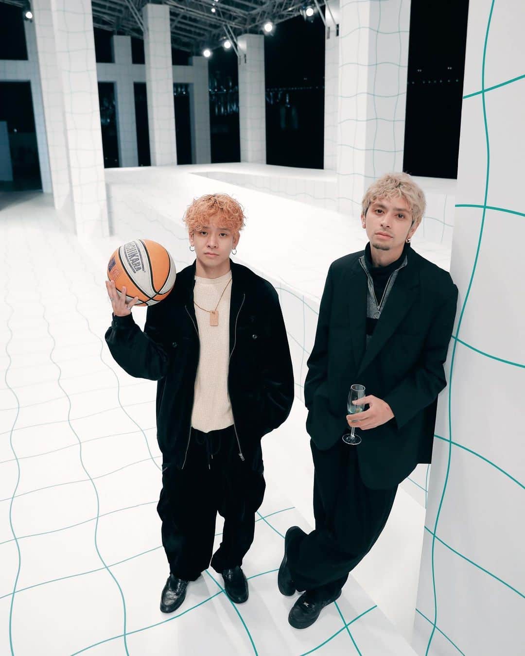 ZiNEZKAMIKAZEさんのインスタグラム写真 - (ZiNEZKAMIKAZEInstagram)「thanks @hermes japan for the awesome #splashtokyo fashion show&party. cool fashion,music,food,drinks,people makes the world a happier place🤤 ⁡ 華やかな夜があると日常を頑張ろうと思える。 毎日じゃなくて良いんだ！たまには仲間達と贅沢して日々を頑張る。まさにお祭りでした👏 エルメスは空間も全てオシャレにしてくれる。 オシャレってワクワクとドキドキのバランス!?⚖️ #hermes #tokyo #japan」3月27日 16時36分 - zinez_kamikaze