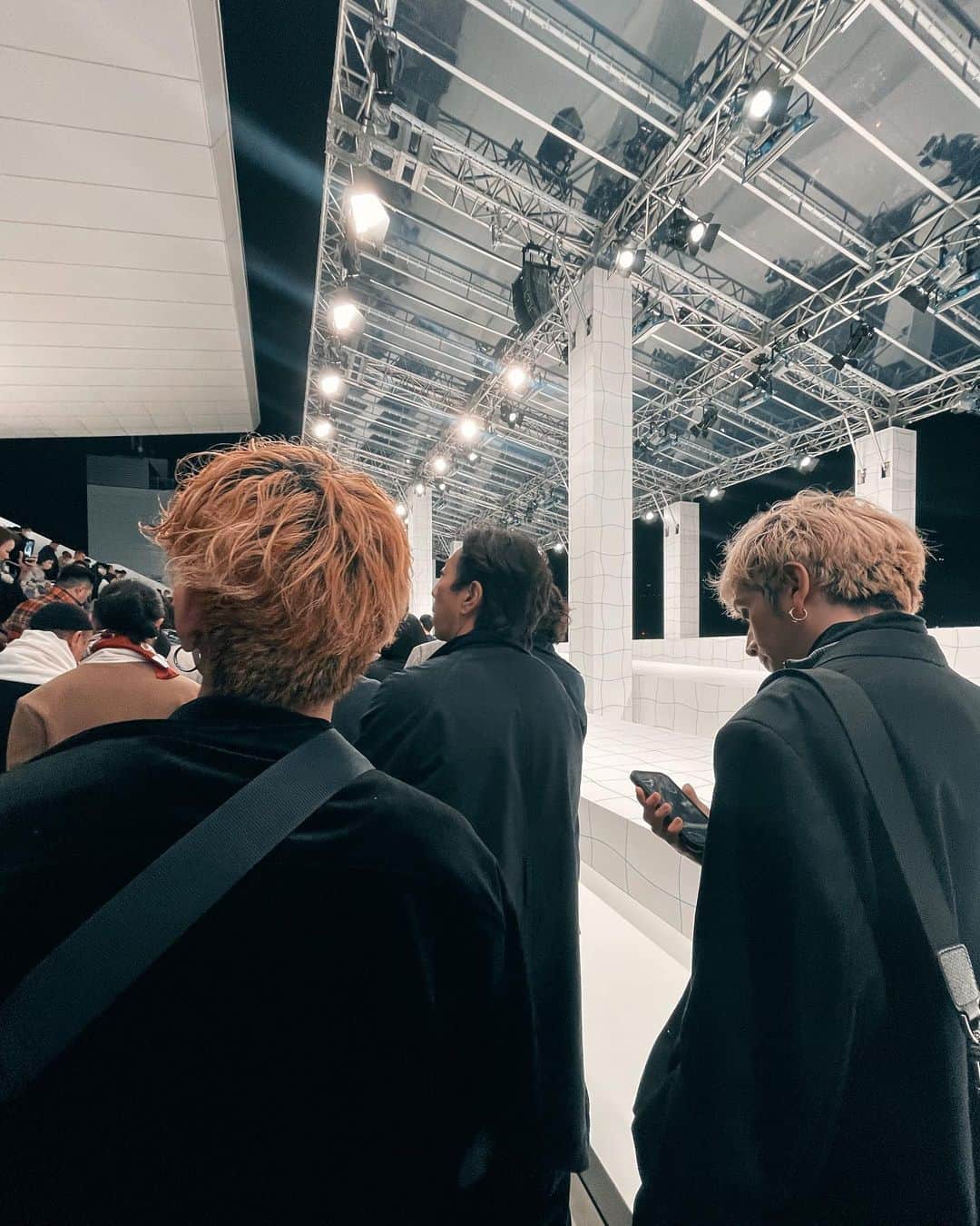 ZiNEZKAMIKAZEさんのインスタグラム写真 - (ZiNEZKAMIKAZEInstagram)「thanks @hermes japan for the awesome #splashtokyo fashion show&party. cool fashion,music,food,drinks,people makes the world a happier place🤤 ⁡ 華やかな夜があると日常を頑張ろうと思える。 毎日じゃなくて良いんだ！たまには仲間達と贅沢して日々を頑張る。まさにお祭りでした👏 エルメスは空間も全てオシャレにしてくれる。 オシャレってワクワクとドキドキのバランス!?⚖️ #hermes #tokyo #japan」3月27日 16時36分 - zinez_kamikaze