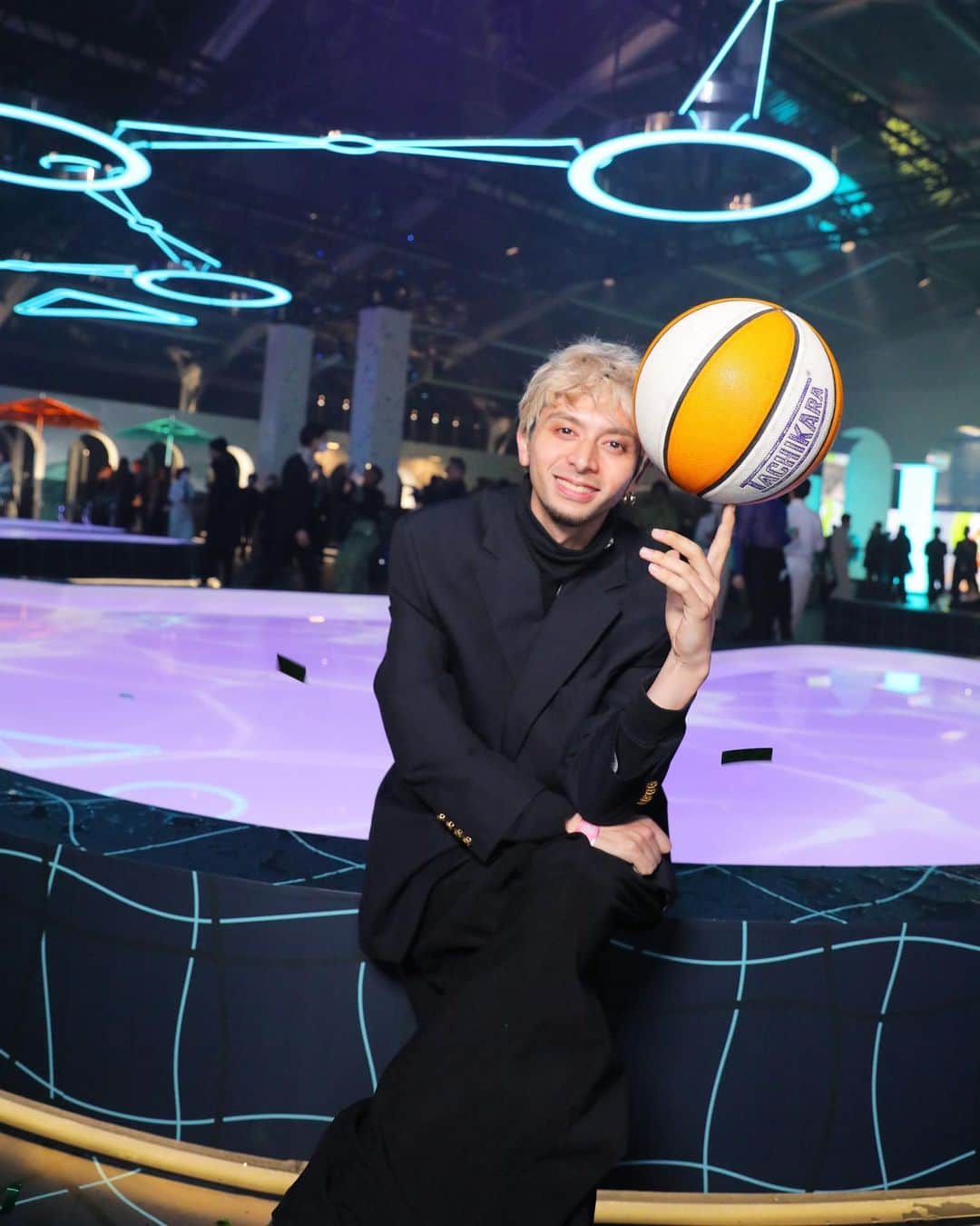 ZiNEZKAMIKAZEさんのインスタグラム写真 - (ZiNEZKAMIKAZEInstagram)「thanks @hermes japan for the awesome #splashtokyo fashion show&party. cool fashion,music,food,drinks,people makes the world a happier place🤤 ⁡ 華やかな夜があると日常を頑張ろうと思える。 毎日じゃなくて良いんだ！たまには仲間達と贅沢して日々を頑張る。まさにお祭りでした👏 エルメスは空間も全てオシャレにしてくれる。 オシャレってワクワクとドキドキのバランス!?⚖️ #hermes #tokyo #japan」3月27日 16時36分 - zinez_kamikaze
