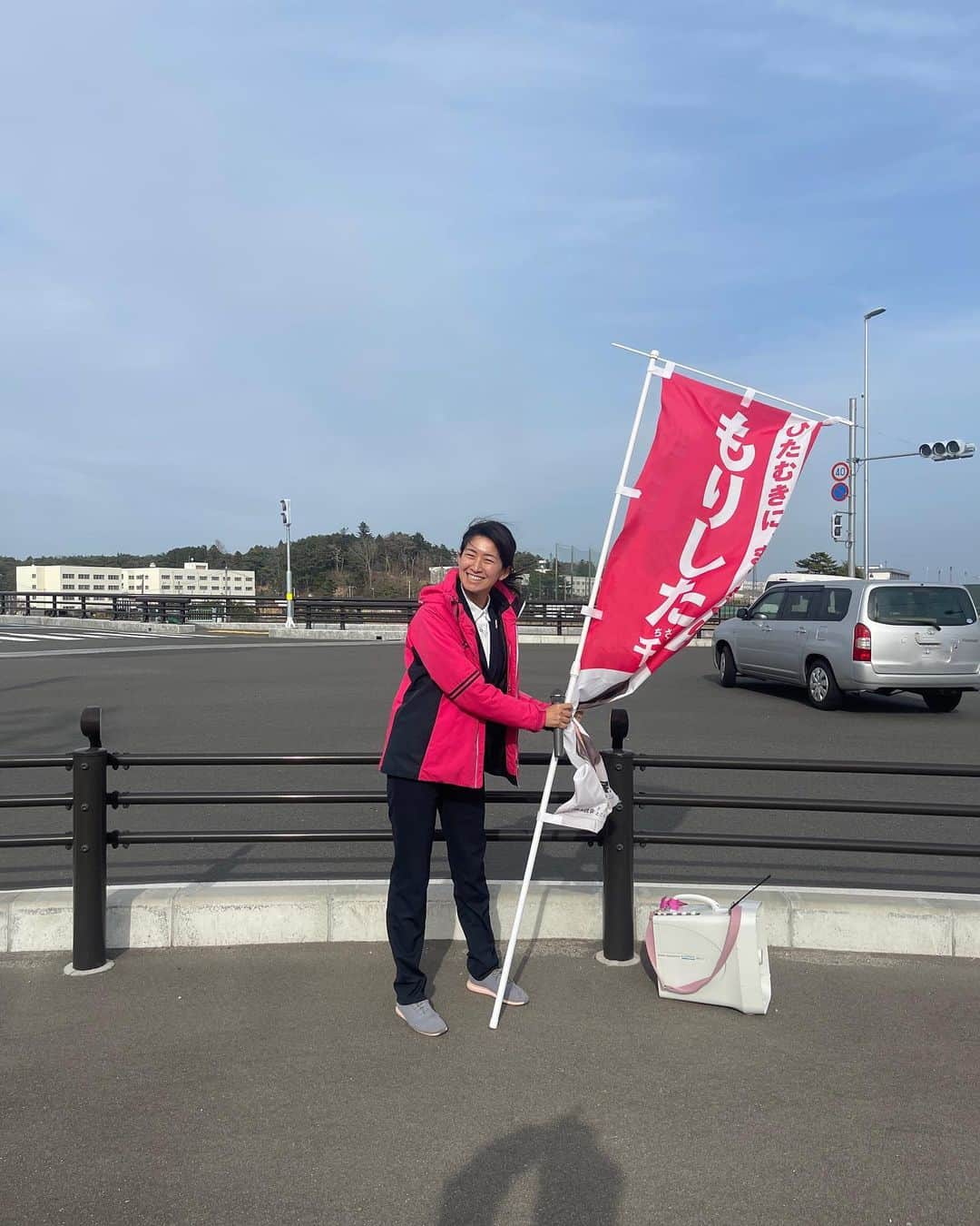 森下千里のインスタグラム：「風の強い日。 事務所で会議、 挨拶周り、 今日も変わらず、辻立ちも。  #辻立ちクイーン」