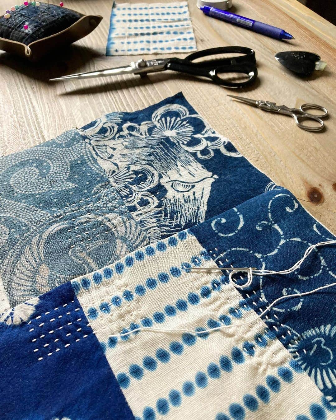 madebyayaのインスタグラム：「️🌀🪡🧵  #sewing #diy #ai #kimono #japaneseboro #japanesefabric #着物リメイク #vintagefabric #memadeeveryday #boro #indigo #upcycledclothing #sashiko #てしごと #imakemyownclothes #handmadewardrobe #costura #couture #nähen #шитье #裁縫 #ハンドメイド #手芸 #ソーイング #古布リメイク #藍染 #手作 #古布 #옷만들기 #미싱」