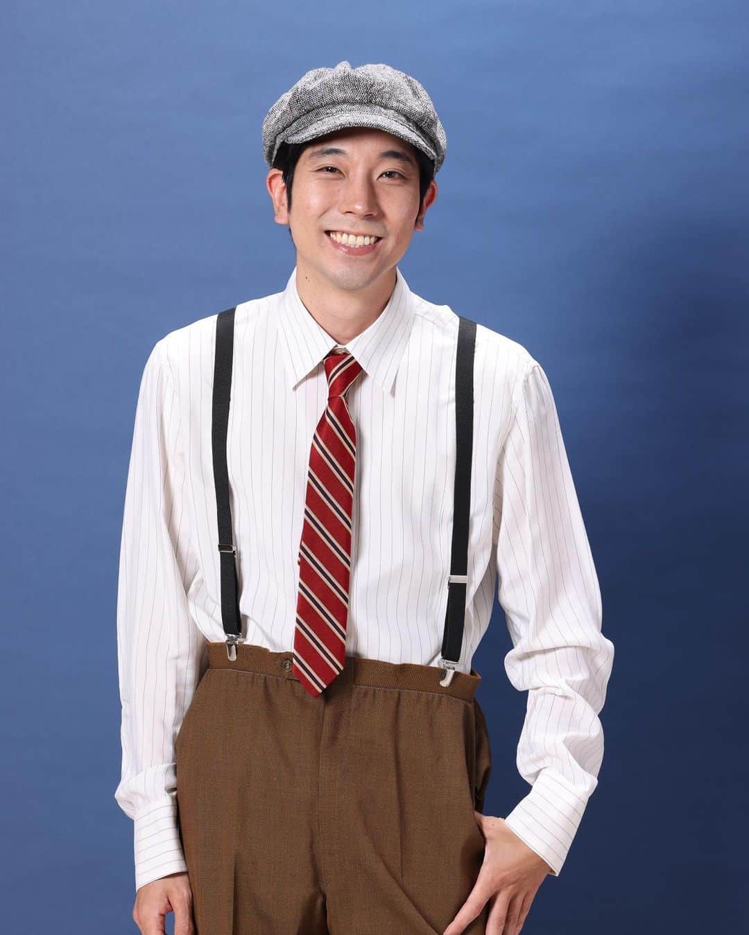 関口アナンのインスタグラム：「「グッドラック、ハリウッド」 いよいよ、今週から本番！！！  大体、稽古期間って4週間だと思うんですが、今回は6週間。普段より2週間多くて、とても濃い稽古期間を過ごしました。  3人芝居なのに、稽古はいつもより多い。  こんな贅沢、滅多にない。  演出の日澤さんの細いノートに日々立ち向かって、皆んなでアイデアを出し合ってここまで来た「グッドラック、ハリウッド」。 とても面白いお芝居になりました。  加藤健一×加藤忍×関口アナン。  今までにない関口がいます。  お席の方もまだご用意出来ますので、 是非是非、皆さんのご来場お待ちしております。  本日、これから、ファイナルverのデニス・プラット(今回の僕の役名)になる為、髪の毛の色チェンジして参ります。  これで、本多劇場乗り込むぞ！  「グッドラック、ハリウッド」  作:リー・カルチェイム 訳:小田島恒志 演出:日澤雄介  出演 加藤健一 関口アナン 加藤忍  あらすじ  とあるオフィスのスプリンクラーから垂れ下がった、先に輪のついたロープ。そして机の上に立つ男。 偶然入って来た若い作家のデニス(関口アナン)がハリウッドに来て早々に出会った不審なその男は、過去に大成功を収めた憧れの名監督で脚本家のボビー・ラッセル(加藤健一)だった。 しかし今、ボビーの脚本を映画会社は受け入れてくれない。求めているのは質の良い脚本でも、監督の実力でもない。デニスのような「トレンドに乗った人間」なのだ。 この衝撃的な出会いをきっかけに、新旧の二人は詐欺まがいな共同作業をすることになる―誰も傷つかない嘘をつこうじゃないか。何も知らない助手のメアリー(加藤忍)は、そんな二人の違和感に気付きボビーを心配し始める。 垂れ下がり続けるロープ、そしてクランクアップした映画が三人にもたらした新しい人生、待ち受ける人生とは…  日時:2023年3月29日(水)〜4月9日(日)  3月29日(水) 14時 3月30日(木) 14時 3月31日(金)  14時 4月1日(土)  14時 4月2日(日)  14時 4月3日(月)  14時 4月4日(火)  14時 4月5日(水)  19時 4月6日(木)  14時 4月7日(金)  14時 4月8日(土)  14時 4月9日(日)  14時 ※開場は上演の30分前になります。  会場:本多劇場 住所:東京都世田谷区北沢2-10-15  チケット代 (全席指定、税込) 前売り:5500円 当日:6000円  ご予約はプロフのURLかDMでも予約いたします。」