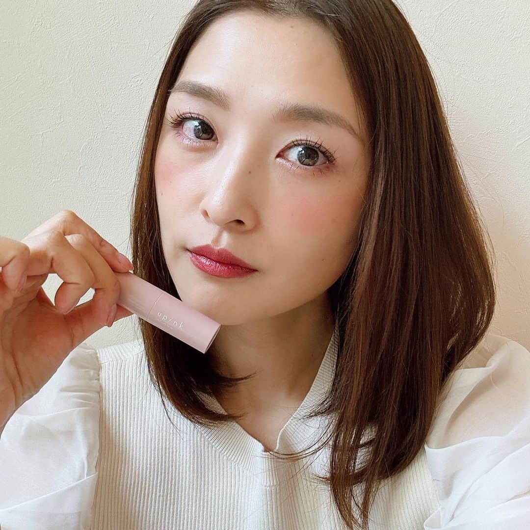 石川梨華のインスタグラム：「ゆきりん❤︎  柏木由紀ちゃんから素敵なギフトが届きました💕  今日はゆきりんのコスメでメイクしたよ❕  アイシャドウも好きな色だし💓 リップも発色が凄く良くて気に入っちゃいました✌️  ヘビロテ決定😘♪  大切に使わせて頂きます❕ ゆきりんありがとう❤️  #石川梨華 #モーニング娘og #リアル梨華 #二児の母 #やんちゃボーイズ #柏木由紀 #コスメブランド #upink」