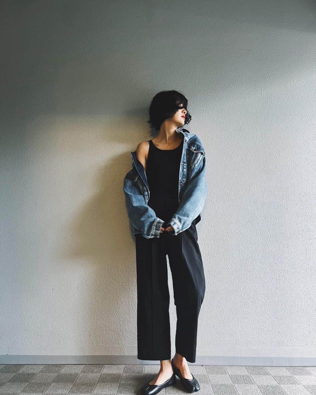 安藤沙耶香のインスタグラム：「みんなが 「Nalaパン」 って呼んでくれている pin tuck swim pants  まだ肌寒いこの時期だけど チラリと肌見せで履きたい今季♡  肩とかお腹とか チラチラさせて履いて欲しい♡  かなりハイウエストの作りなので 下腹やお腹の皮なんかは 全然気にならないですヨ  3枚目 4枚目は SとMの比較  わたしは基本春と秋はMを 真夏はSを履いてます  身長で選ぶのはもちろんだけど 好みの丈を選んでもらうのもよきだと思います☺️  @nala_jp   #nala #nala_jp #swimpants」