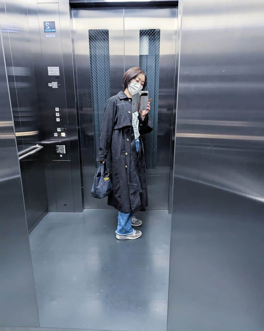 良田麻美さんのインスタグラム写真 - (良田麻美Instagram)「やっと😅💦  スプリングコートを新調🧥✨  とはいえ…王道のベージュを買おうと思ってたら、黒買ってた😅💦  返品…面倒だし、黒って中々着ないので😅💦  これもまた良しとします🙇‍♀️💞  いゃ…コート🥲💦いらなくなるくらい直ぐに暖かくなりそうね🌸  #スプリングコート  #黒のコート」3月27日 16時46分 - asamiset