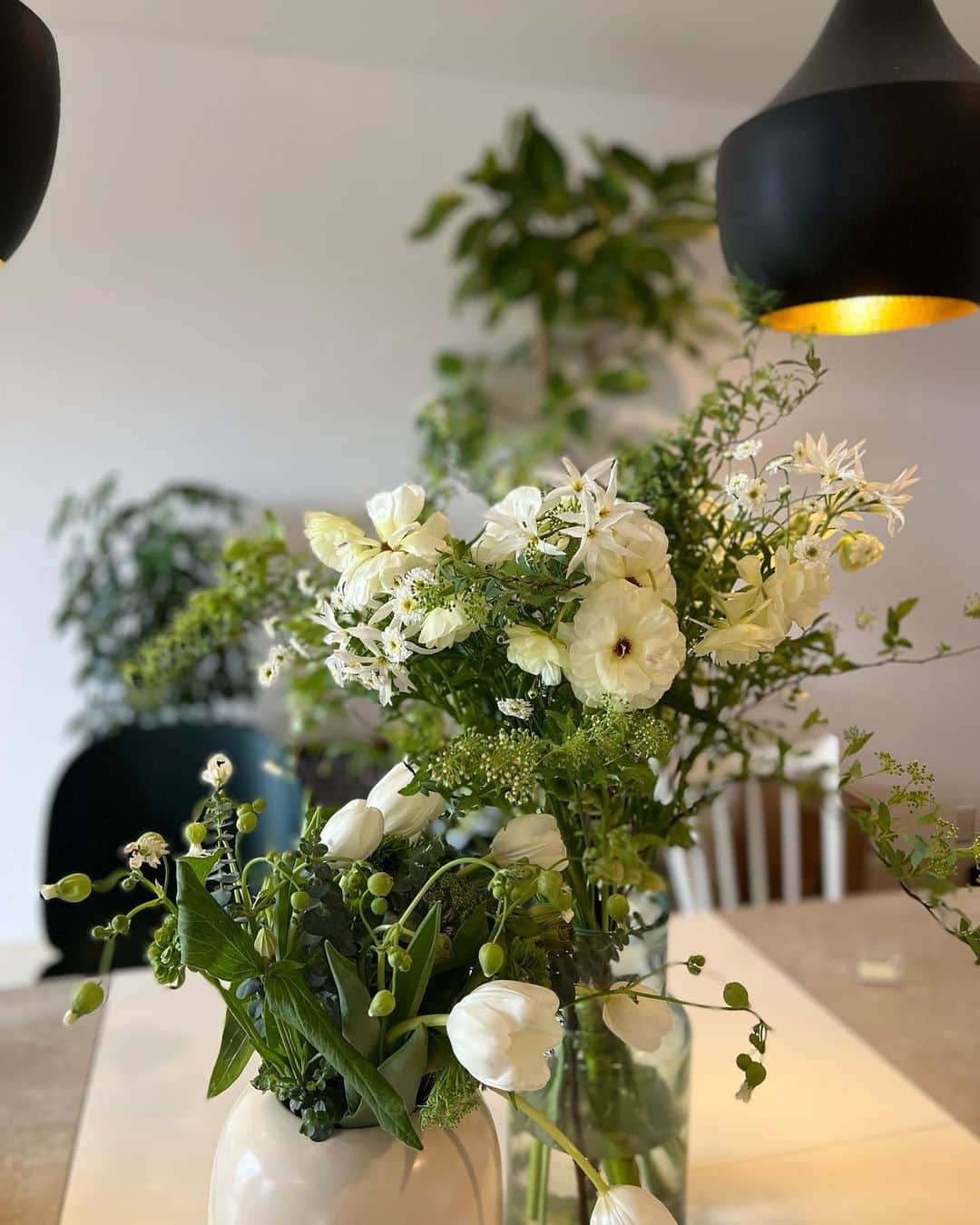 村上沙織さんのインスタグラム写真 - (村上沙織Instagram)「@vestita00  お気に入りのお花屋さん。  お花を飾る余裕がなかった日々はやっぱり気持ちも落ち着かなくて。　リビングにお花があるだけで全然気分も違うしあるとお花のためにお部屋も掃除をしたくなる不思議♡  #saorin_home」3月27日 16時52分 - rosysaorimonster