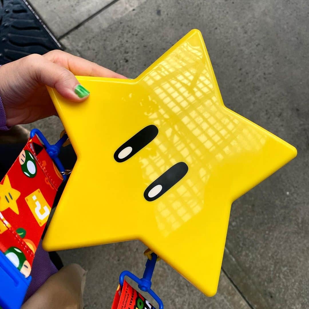服部円さんのインスタグラム写真 - (服部円Instagram)「というわけでついにユニバデビュー。注：ユニバはマクドと同じイントネーションです。  チケットの買い方からいわゆるファストパスの使い方まで複雑すぎて夜な夜なYouTubeで動画を漁り、お目当てのモノはひと通りクリア🌟  しかし、ニンテンドーの底力を思い知らされましたわ。6歳児は全身キノピオになって帰宅🍄私はボロ雑巾となり帰宅😌次行く時はジュラシックワールドにいきたいです🦖🦕  #ユニバ #ユニバーサルスタジオジャパン  #キノピオ」3月27日 16時47分 - madokahattori