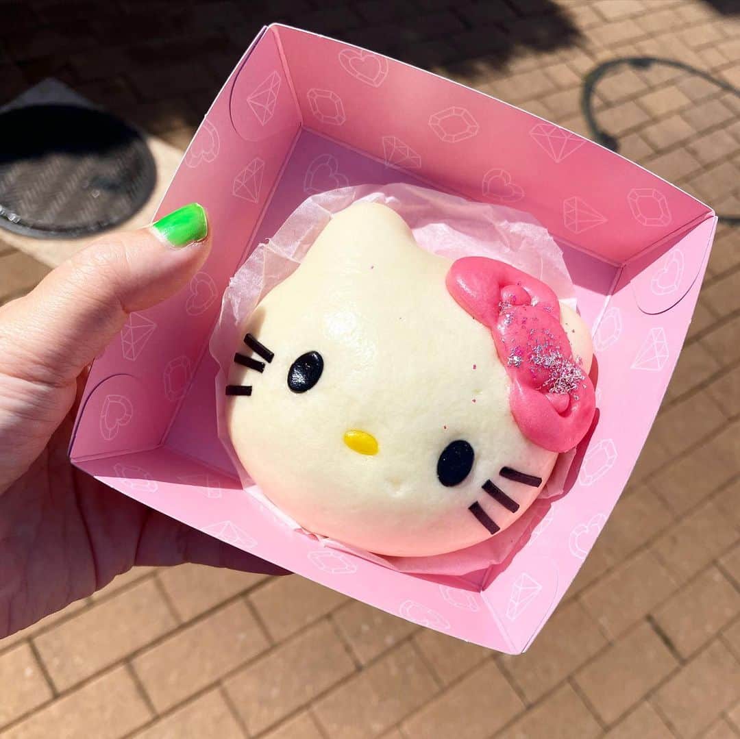 服部円さんのインスタグラム写真 - (服部円Instagram)「というわけでついにユニバデビュー。注：ユニバはマクドと同じイントネーションです。  チケットの買い方からいわゆるファストパスの使い方まで複雑すぎて夜な夜なYouTubeで動画を漁り、お目当てのモノはひと通りクリア🌟  しかし、ニンテンドーの底力を思い知らされましたわ。6歳児は全身キノピオになって帰宅🍄私はボロ雑巾となり帰宅😌次行く時はジュラシックワールドにいきたいです🦖🦕  #ユニバ #ユニバーサルスタジオジャパン  #キノピオ」3月27日 16時47分 - madokahattori