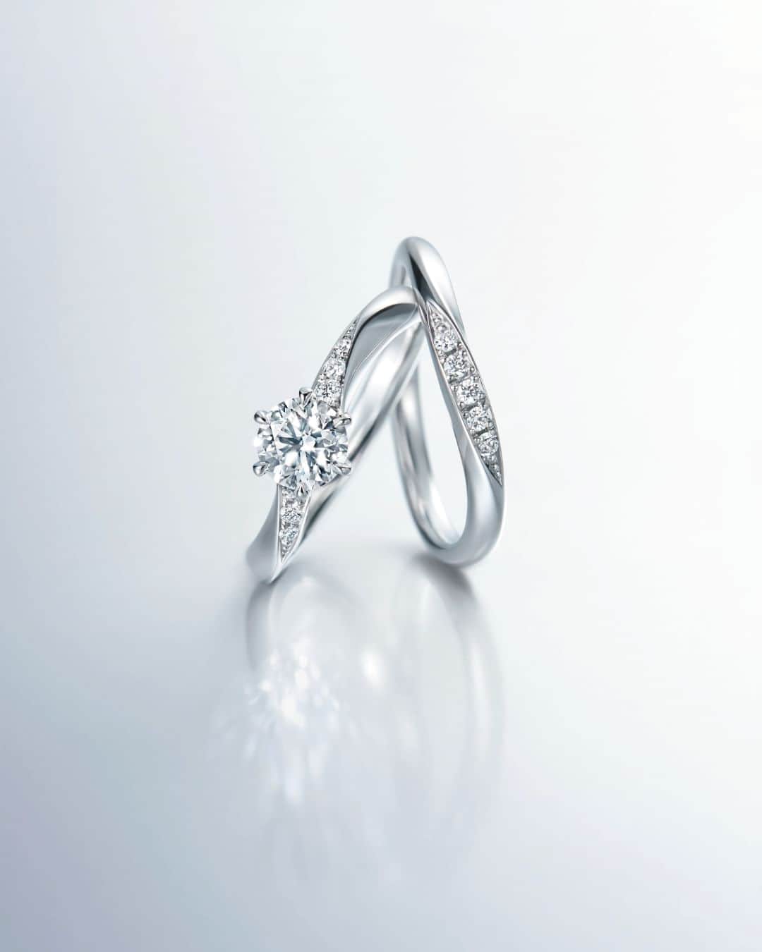 ラザール ダイヤモンド ブティック公式 | 婚約・結婚指輪さんのインスタグラム写真 - (ラザール ダイヤモンド ブティック公式 | 婚約・結婚指輪Instagram)「二つのリングが描き出す流麗なラインが、 指もとを表情豊かに彩る「クーパーズ」と「オーチャード」  重ねることでそれぞれの魅力を一層引き立たせ、 七色の光彩を放つ奇跡の輝きに心を奪われる。  ＜婚約指輪＞COOPER'S ＜結婚指輪＞ORCHARD  #lazarediamond #ラザールダイヤモンド  #婚約指輪 #エンゲージリング #結婚指輪 #マリッジリング #NEWYORK #NY #NYC #ダイヤモンド #ダイヤモンドリング #ブライダルリング #ブライダルリング専門店 #メレダイヤモンド #メレダイヤ  #orchardbeach #coopersbeach #セットリング #リングコーディネート」3月27日 17時00分 - lazarediamond_boutique