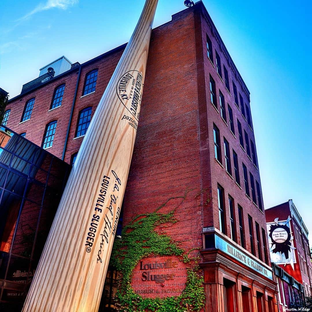 アメリカ大使館さんのインスタグラム写真 - (アメリカ大使館Instagram)「ケンタッキー州ルイビルにある「ルイビル・スラッガー・ミュージアム＆ファクトリー」( Louisville Slugger Museum & Factory)では、野球の歴史が再現されています。  記念の品やインタラクティブな展示品が満載のギャラリーやテッド・ウィリアムズやベーブ・ルースなどがかつて所持していた3000本以上のバットが展示されているバットボールト（Bat Vault）などがあります。また、バット工場も併設されていて見学もできます。  #ルイビル・スラッガー #野球 #MLB #ケンタッキー州」3月27日 17時00分 - usembassytokyo