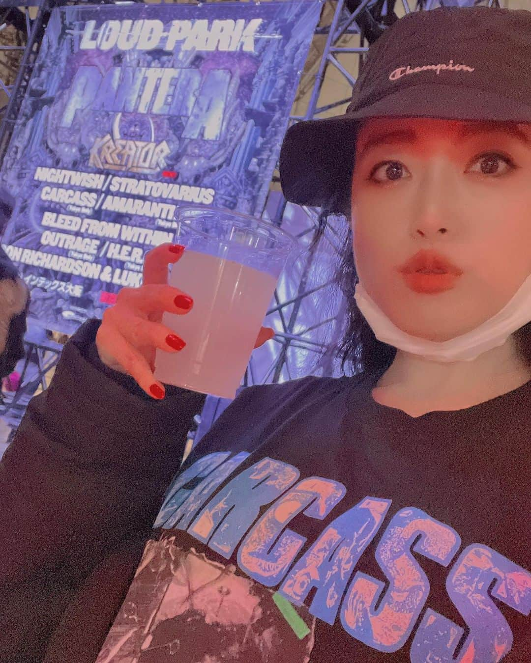 益子寺かおりのインスタグラム：「イッてきたわ！メタルの祭典 #LOUDPARK2023 ！！  お昼まで別件があったので、CARCASSからおひとり様でユルっと参戦🙏（OUTRAGEとファントムを見れずだったのが悔やまれまする…！泣）  CARCASS、最高だったーーー！！泣 音はめちゃくちゃ凶暴なのに、ロックスターだしチャーミングだしでもう…！唯一無二すぎる！！  そしてPANTERA！！ 高校生の頃にイケずに悔やんで泣いた beast feastのリッベーーーンジ!!!を 22年越しに果たせましたゾ〜〜〜！泣  一曲目のMouth for warが始まった瞬間 アタイ、気づいたら思わず泣いてたよ……青春  ダレル愛が詰まったステージに胸いっぱい！！ フィル様に脳殺され、鎌乳首になりました…//// いやもう、オーラがヤバすぎて！！ 世界一、炎が似合うお方…♡ （※当方、高校時代はフィル様ガチ恋でした）  おひさしブリーフにフロアで揉みくちゃになりながら合唱して、拳あげて、あーーーやっぱし、ライブって最高！メタルって最高！とピュアネスな気持ちを取り戻せた夜でした！！  素晴らしくタマランチ会長なフェスを開催して下さった、 クリマンさんに大感謝です！！  #Tシャツは会場でGETWILDしたカーカスTシャツ #欲しかったデザ淫のTシャツがサイズ枯れてたぜ！ #カーカスのカトラリー欲しかったぜ！ #あたしゃ永遠にメタルとプロレスが好きだよ… #carcass #pantera #ラウドパーク #loudpark」