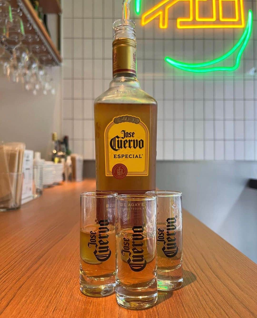 Jose Cuervo Japanのインスタグラム：「友達と一緒に飲むテキーラは美味しいだけじゃなくって、もっと楽しい！ 📸@yello_akihabara . . . . #クエルボ #ホセクエルボ #テキーラ #ライム #テキーラショット #クエルボカクテル #カクテル #パーティー #友達と」