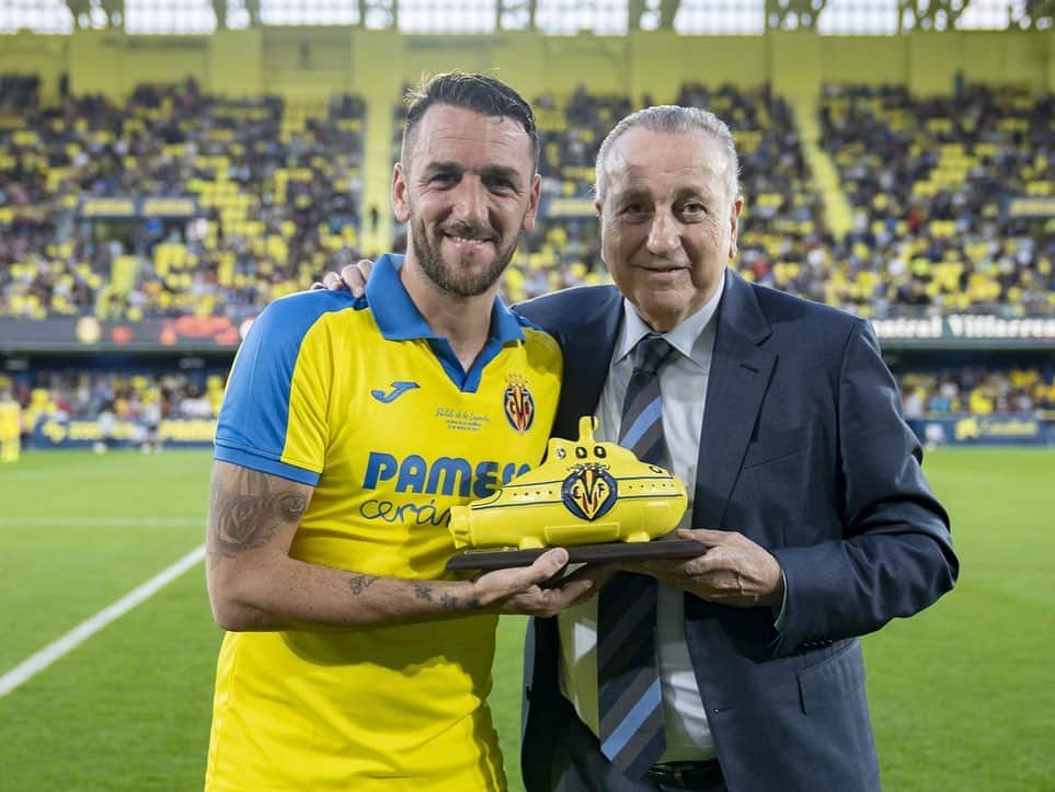 ゴンサロ・ロドリゲスさんのインスタグラム写真 - (ゴンサロ・ロドリゲスInstagram)「No tengo palabras para agradecer a toda la AFICIÓN de @villarrealcf  por este hermoso reconocimiento, es un orgullo y una alegría inmensa estar en el equipo del ONCE HISTÓRICO. Han pasado grandes jugadores por este club y cada uno aportó lo suyo para hacer grande al villarreal … Gracias a la familia ROIG y a J.M LLANEZA  que confiaron un chico de 20 años para llevar el número 2 amarillo.. Gracias PAPÁ y MAMÁ  que fueron los mejores consejeros en guiar mi carrera hacia este club..gracias @karymia06 acompañarme en los momentos más difíciles de mi carrera sin ustedes hubiera sido imposible .. y por último GRACIAS @imirtilla  por acompañarme siempre y hacerme disfrutar este momento con nuestros hijos ….NOS VEREMOS PRONTO GROGUETS💛💛💛」3月27日 17時18分 - gonzalo_02