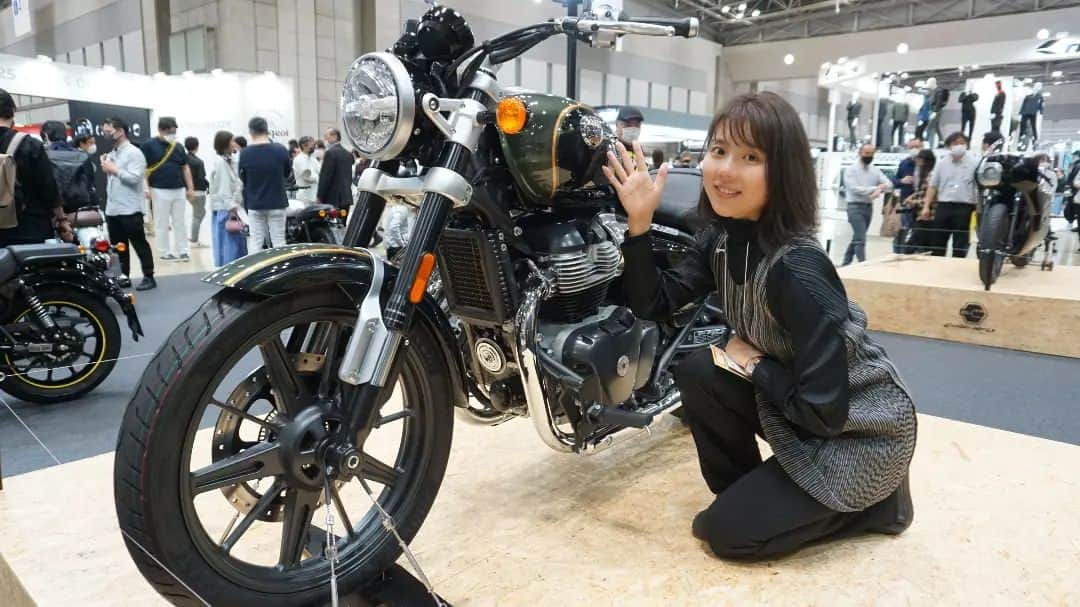 小野木里奈さんのインスタグラム写真 - (小野木里奈Instagram)「_ 【東京モーターサイクルショー】 無事に3日間終了しました！ . 今年、私は毎週連載しているWEB『バイクのニュース』の取材＆撮影、そして今年から新レギュラーメンバーとなるTV番組『大人のバイク時間～MOTORISE～』の『バイクウェアファッションショー』に参加しました👏 . 連日雨にも関わらずご来場いただいた皆さん、本当にありがとうございました！！ . . . ちょっと長くなりますが、お話しさせてください。笑 . 私のバイク業界での最初のお仕事は、雑誌『Girls Biker』の撮影でした。 . その時、参加した試乗会でカメラマンの伊勢さん  @isesatoru からのご紹介により、WEB『バイクのニュース』の編集部の方々と出会い、編集長の「連載でもやってみますかぁー！」という何気ない一声で、毎週連載のコラム『小野木里奈の○○○○○日和』の執筆を開始しました。 . WEB『バイクのニュース』は他のバイクメディアよりも歴史が新しいサイトで、その頃はまだこのサイト内で連載している女性のライターさんはいなかったのです。 さらに私は、まだ自分のバイクを所有していなかったので、ありがたい一方で「第一号が私で大丈夫なんですか？笑」と、編集長に聞いたところ「おっ、丁度良いじゃないの。試乗して記事を書きながらお気に入りを見つければ。」と何も気にすることなく答えてくれました。笑 その一言で不安がすーっと消え、「よしっ せっかくの機会だから頑張ろう！」と連載開始へ踏み切ることができたのです。 .  そんなこんなで、周りに支えられているおかげで、今も休むことなく毎週連載を続けさせていただいております。 . . . . そして、去年『バイクのニュース』の取材で東京モーターサイクルショーに参加しました。 その時、たまたまTV番組『大人のバイク時間～MOTORISE～』の収録現場を見て、「へ～、バイクのTV番組があるんだ！私もいつかこの番組に出演したいなぁ！」とずっと思っていたのです。 . そんなことを思い続けていたら、まさか番組側からお声かけをいただき、こうしてモトライズファミリーの一員として、レギュラーメンバーに加えていただくことになりました。 番組スタッフさん曰く、ありがたいことに『バイクのニュース』での私のコラムをきっかけに、私の存在を知ってくださったんだそうです。コツコツと頑張ってきたかいがありました…！🐢 編集長、私にコラム連載をさせていただきありがとうございます！そして、ずっと読んでくださっている読者の皆さん、本当にありがとうございます！！ . . 1年前の『東京モーターサイクルショー』で番組の存在を知り、その１年後に今度は番組の一員としてイベントに出演できるなんて、当時は思いもしませんでした！笑 . レギュラー加入が決まってものすごく嬉しかったし、ファミリーの皆さんともっともっとバイクの魅力についてたーっくさん発信していきたいと思います！ . . . . 私はバイク歴が長くなっても、変わらずずっと初心者目線でバイクの魅力を発信し続けるつもりです。 . バイクという乗り物は、日常に加わることで大きく人生が変わる程、面白いものなのです。 でも、一方でちょっとした事故でも同様に大きく人生を変えてしまう危険な乗り物ともいえます。 . だからこそ、ただ単にバイクの楽しさだけでなく、安全な乗り方も一緒に発信していきたいと思っています。 . . . 『バイクのニュース』と『大人のバイク時間～MOTORISE～』にて、これからも初心者目線で発信していきますので、どうぞ応援よろしくお願いいたします！ . . 長々とここまで読んでいただいた皆さん、ありがとうございました！！！🙏 . . . #東京モーターサイクルショー #東京モーターサイクルショー2023 #バイクでつながる #バイクのニュース #バイク好きな人と繋がりたい #バイク女子 #モトライズファミリー #モトライズ #大人のバイク時間motorise #バイクが好きだ #バイク好き女優 #バイク乗りと繋がりたい #バイクスタグラム #バイク初心者 #spidi #motorise #motorcyclephotography」3月27日 17時14分 - rina_onogi