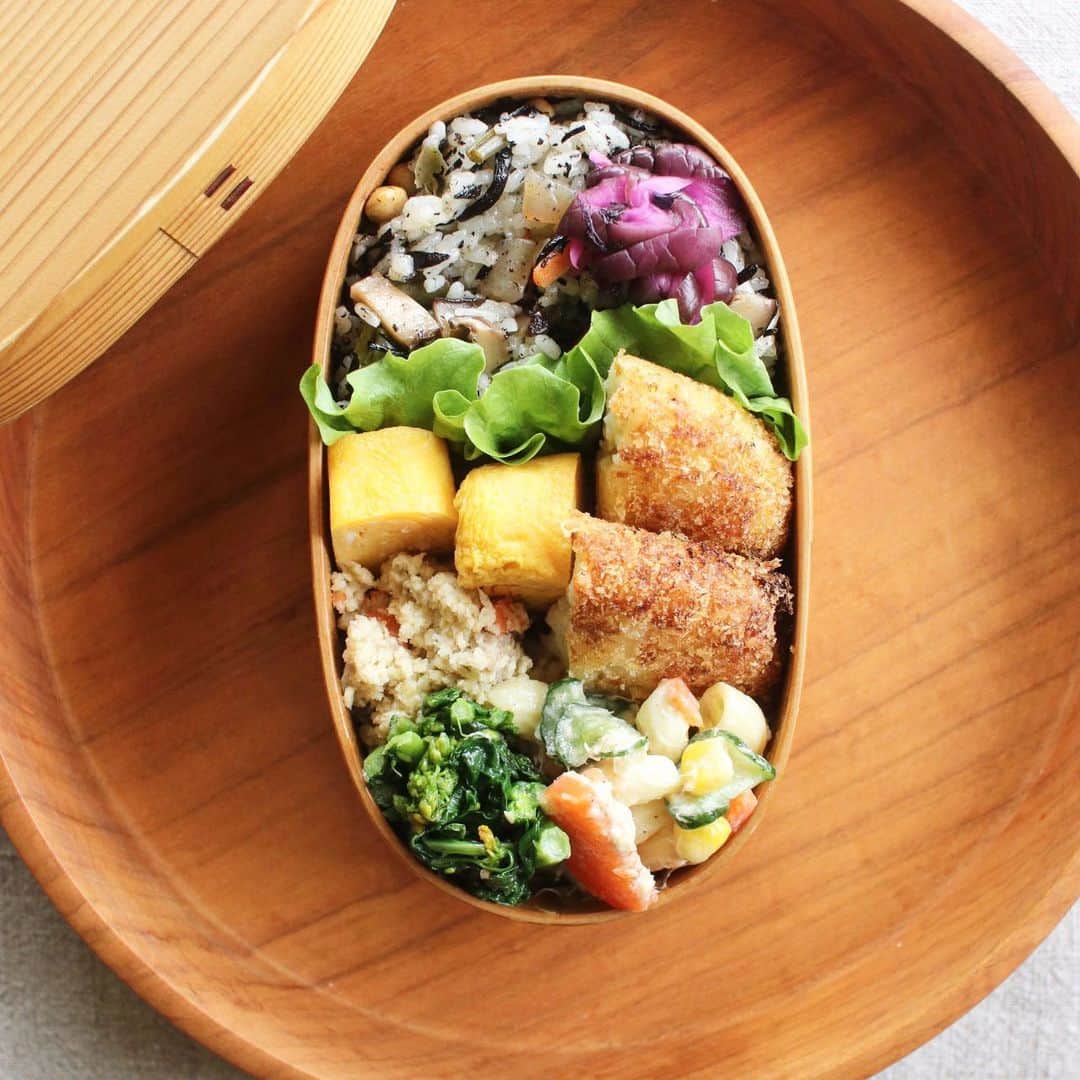Atsukoのインスタグラム：「今日のお弁当 2023.03.27  ひじきごはん クリームコロッケ 卵焼き おから煮 菜の花のペペロン マカロニサラダ  余っていたひじき煮と冷ご飯をチンして混ぜ混ぜ。 少し出汁醤油加えてまぜごはんに！ひじき煮単品もおいしいけど、混ぜご飯のが好きかも😋 炊きこまずに混ぜ込むだけなので簡単だしね。 あとはクリームコロッケやら色々と。 菜の花はペペロンで食べるのが1番好きかも！ 塩とオリーブオイルと鷹の爪とニンニクの組み合わせはまじで好きな味！今度はホタルイカも入れよう😋  今日は朝からZIPにかじりついて、中村倫也が出てくるのかどうなのか見てたけどw 最後の最後にでてきたー！ この2人まじ推せる🤣🤣🤣 中村倫也って、上野樹里とのCMの役が素のイメージあって。なんかホンワカ夫婦で絶対いい！ 末永くお幸せに🙌🙌🙌」