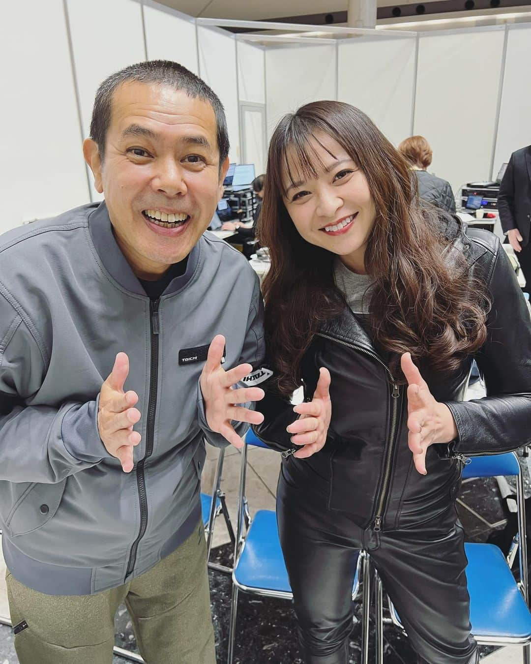 古澤恵さんのインスタグラム写真 - (古澤恵Instagram)「ノッチでーす！  MOTORISEバイクウェアファッションショーのゲストには お笑い芸人 #ノッチさん @notch_dangerous  全日本ロードJSB1000に出場している #名越哲平選手 @teppeinagoe56   MCはMOTORISEレギュラーの #中野真矢さん @shinyanakano56  番組でナレーションをしている #川野剛稔さん  レギュラーメンバーの私と #下川原リサ @risa.s0528  #ときひろみ @toki_hiromi  #指出瑞貴 @sashidemizuki   4月からMOTORISE新メンバーになる #風間晋之介 @shaunkazama  #平島夏海  #小野木里奈 @rina_onogi   ファッションショー見てくださった方どうでしたか？楽しめたかなー？ 出演していた私達はめちゃくちゃ楽しかったです♪  かっこいいだけではなく、全てのウェアに胸部プロテクターや肘膝パッドが付いています！  オシャレで尚且つ安全性の高いバイクウェアをご紹介しました✨ 私は着慣れたKADOYAさん担当 やっぱり革は私の身体にしっくりくる❤️‍🔥 そして革にはロングヘアーでしょ！ってことで襟足ウィッグで自分好みに決まった❤️‍🔥  #2023東京モーターサイクルショー #MOTORISE #モトライズ #バイクウェアファッションショー #バイクプロテクターは大事 #安全第一 #バイクおしゃれ安全はセットでね」3月27日 17時21分 - gugu1202