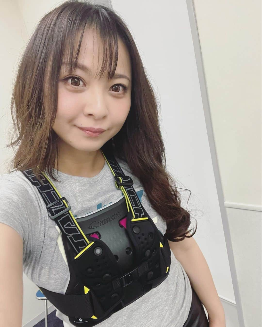 古澤恵さんのインスタグラム写真 - (古澤恵Instagram)「ノッチでーす！  MOTORISEバイクウェアファッションショーのゲストには お笑い芸人 #ノッチさん @notch_dangerous  全日本ロードJSB1000に出場している #名越哲平選手 @teppeinagoe56   MCはMOTORISEレギュラーの #中野真矢さん @shinyanakano56  番組でナレーションをしている #川野剛稔さん  レギュラーメンバーの私と #下川原リサ @risa.s0528  #ときひろみ @toki_hiromi  #指出瑞貴 @sashidemizuki   4月からMOTORISE新メンバーになる #風間晋之介 @shaunkazama  #平島夏海  #小野木里奈 @rina_onogi   ファッションショー見てくださった方どうでしたか？楽しめたかなー？ 出演していた私達はめちゃくちゃ楽しかったです♪  かっこいいだけではなく、全てのウェアに胸部プロテクターや肘膝パッドが付いています！  オシャレで尚且つ安全性の高いバイクウェアをご紹介しました✨ 私は着慣れたKADOYAさん担当 やっぱり革は私の身体にしっくりくる❤️‍🔥 そして革にはロングヘアーでしょ！ってことで襟足ウィッグで自分好みに決まった❤️‍🔥  #2023東京モーターサイクルショー #MOTORISE #モトライズ #バイクウェアファッションショー #バイクプロテクターは大事 #安全第一 #バイクおしゃれ安全はセットでね」3月27日 17時21分 - gugu1202