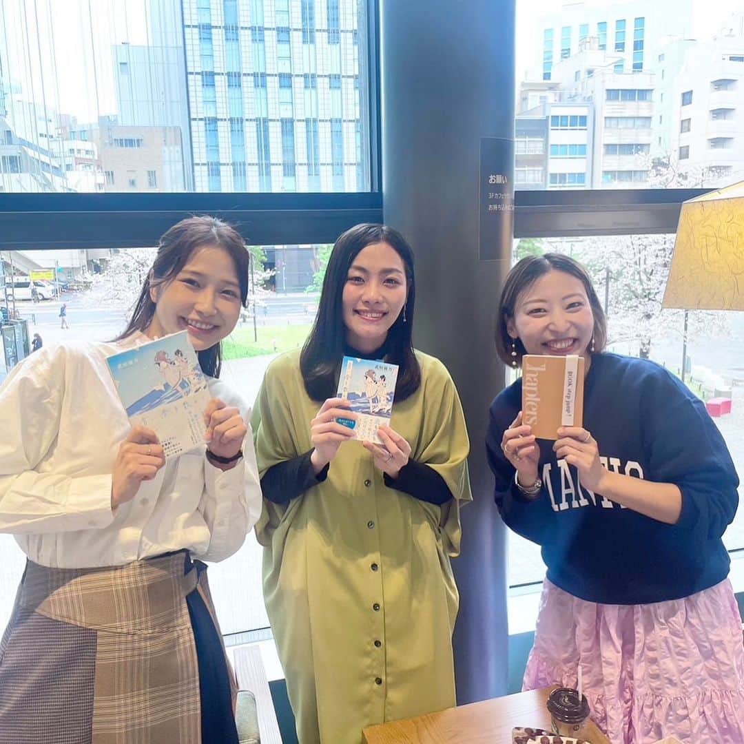 ベルのインスタグラム：「. 先日トークイベントに登壇しました。  会場は満員御礼、大盛り上がり！  同じ本を同じ時期に読んでいる人たちが集まっているって、もう話尽きなくないですか？笑  あっという間すぎて、この時間をずっと抱きしめてたかったよ〜。  みなさんもフランクな出会いの場として、リラックスしてお話しされていてとても良い雰囲気でした。  私にとっては今年初めてのリアルイベントで、もしかしたら今年最後の可能性も…！  だからこそ、大好きなお友達の萌乃ちゃんと企画できて、大好きな作家の武田綾乃さんとお会いできて感無量！！！  動画は好きなフレーズ“正論じゃ、君を救えない”について語っているシーンです！  イベントの様子は改めて動画になるようなので、参加できなかった人は待っててくださいね♡  #chapters書店 #青い春を数えて #武田綾乃」