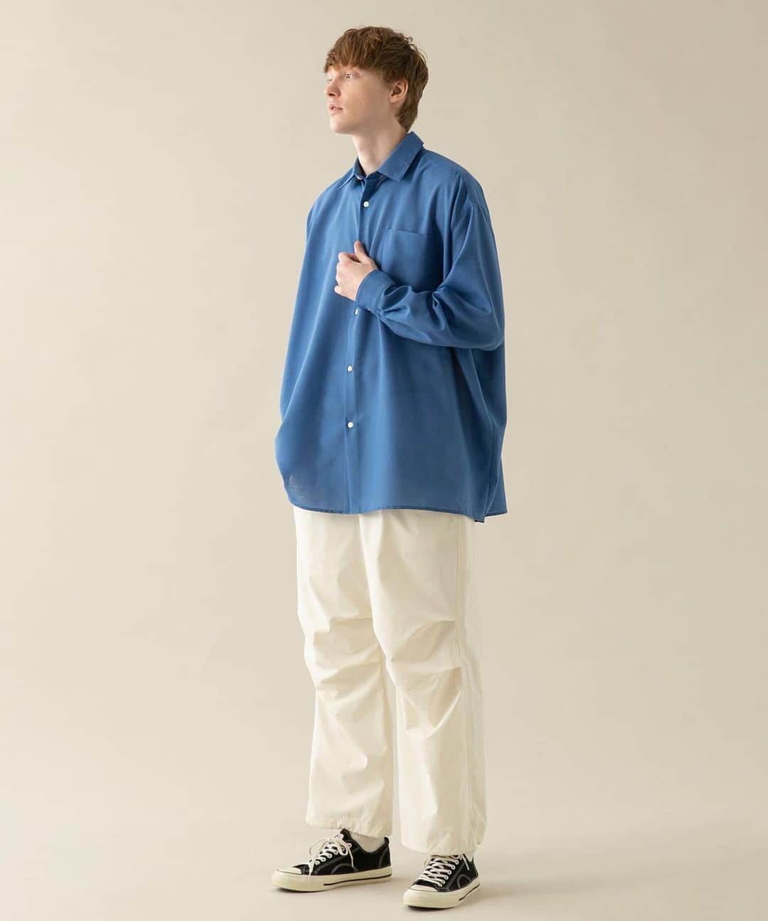 センスオブプレイスさんのインスタグラム写真 - (センスオブプレイスInstagram)「. 『速乾』エクストラルーズオックスフォードシャツ ¥6,600(税込) color : WHITE / BLACK / ROYAL BLUE  エクストラルーズシリーズのオックスフォードシャツ。  ✔️大人っぽく着られるBIGシャツ ✔️ベーシックなので合わせるアイテムを選ばない ✔️軽くて気軽に羽織える  ビックシルエットなので羽織りとしても、 一枚で着用してもサマになるシルエット。  デニムやカーゴパンツ等とカジュアルに合わせて頂くのがお勧めです。  ポリエステルのオックスフォード素材を使用しています。 速乾性のある機能素材を使用し、軽くてお手入れし易いです。  #senseofplace_ur #senseofplacebyurbanresearch #センスオブプレイス #センスオブプレイスバイアーバンリサーチ #アーバンリサーチ #newin #シャツ #オックスフォードシャツ #ルーズシャツ」3月30日 19時00分 - senseofplace_ur