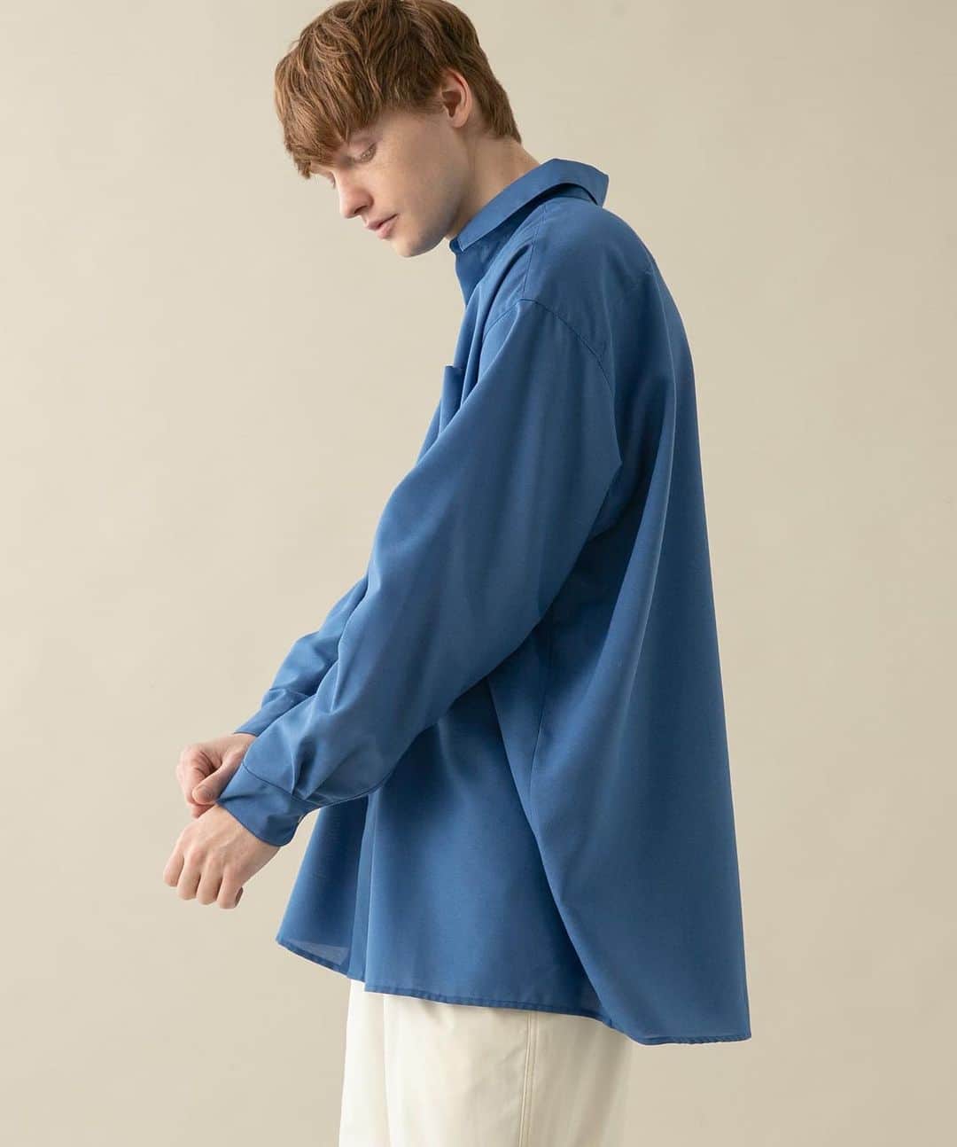 センスオブプレイスさんのインスタグラム写真 - (センスオブプレイスInstagram)「. 『速乾』エクストラルーズオックスフォードシャツ ¥6,600(税込) color : WHITE / BLACK / ROYAL BLUE  エクストラルーズシリーズのオックスフォードシャツ。  ✔️大人っぽく着られるBIGシャツ ✔️ベーシックなので合わせるアイテムを選ばない ✔️軽くて気軽に羽織える  ビックシルエットなので羽織りとしても、 一枚で着用してもサマになるシルエット。  デニムやカーゴパンツ等とカジュアルに合わせて頂くのがお勧めです。  ポリエステルのオックスフォード素材を使用しています。 速乾性のある機能素材を使用し、軽くてお手入れし易いです。  #senseofplace_ur #senseofplacebyurbanresearch #センスオブプレイス #センスオブプレイスバイアーバンリサーチ #アーバンリサーチ #newin #シャツ #オックスフォードシャツ #ルーズシャツ」3月30日 19時00分 - senseofplace_ur