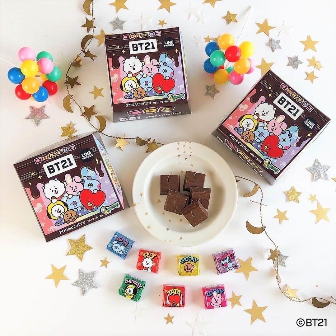 チロルチョコのインスタグラム：「・ ／  #新商品 情報⋆͛📢⋆ 『BT21』とチロルチョコがタイアップ🤝 ＼  チロルチョコのビッグチロル〈BT21〉のご紹介です❤️‍🔥  LINE FRIENDSのグローバル人気キャラクターブランド✨ 『BT21』とチロルチョコがタイアップしました♥️‪- ̗̀ ꪔ̤ ̖́-‬  中には定番人気のビス12個とアクリルピンバッジが1個入っています🐣 アクリルピンバッジは全部で"7種類"で、どのデザインが出るかは開けてからのお楽しみ🤫😑💭  オリジナルの個包装もたまらなく可愛い〜🥺︎︎🫶🏻💘  BT21好きはチェックしてみてください～🙋🏻‍♀️ ̖́-  ぜひお試しください✊🏻❤️‍🔥  ■発売日 2023年3月27日 全国にて販売🛒  ※お取り扱いのない店舗もあります。 また、商品がなくなり次第、販売終了とさせて頂きます。  🗣💬 商品に関するご質問については、チロルチョコ公式HPお客様お問い合わせまでご連絡くださいませ🙇  #tirol #tirolchoco #チロルチョコ #チロル #チョコレート #おやつタイム #chocolate  #おうちカフェ #おやつの時間 #chocolatelover #shopチロルチョコ #BT21」