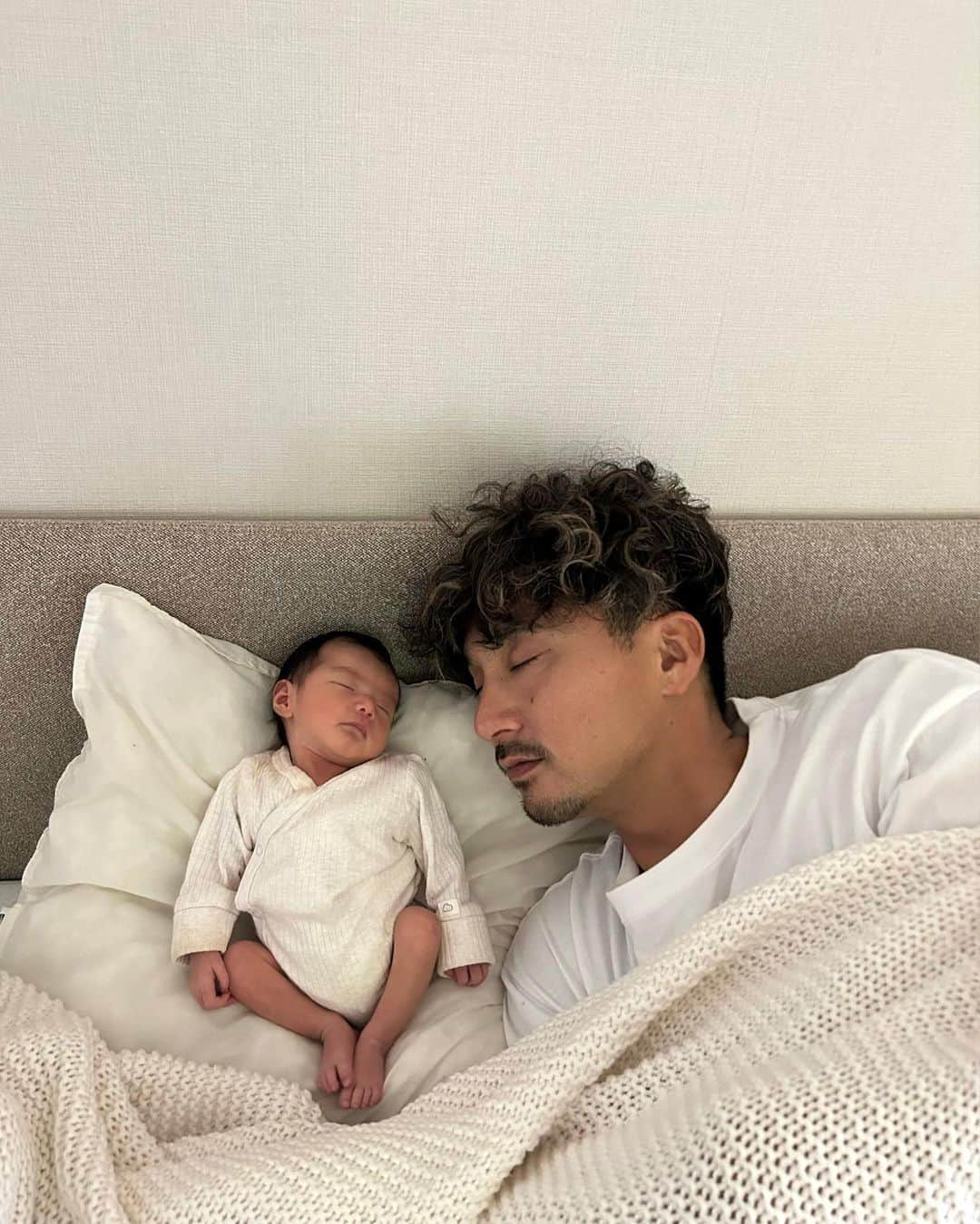 HARUEのインスタグラム：「Dad & Daughter 🕊  顔がそっくりな2人🤍  横に並ぶとちっちゃいねぇ〜🐣  2人目育児もパパのサポートのおかげで気楽にできております☺️  何でも一緒にやれば大変さ半減、喜び２倍やね🫶🏼  #親子 #父と娘」