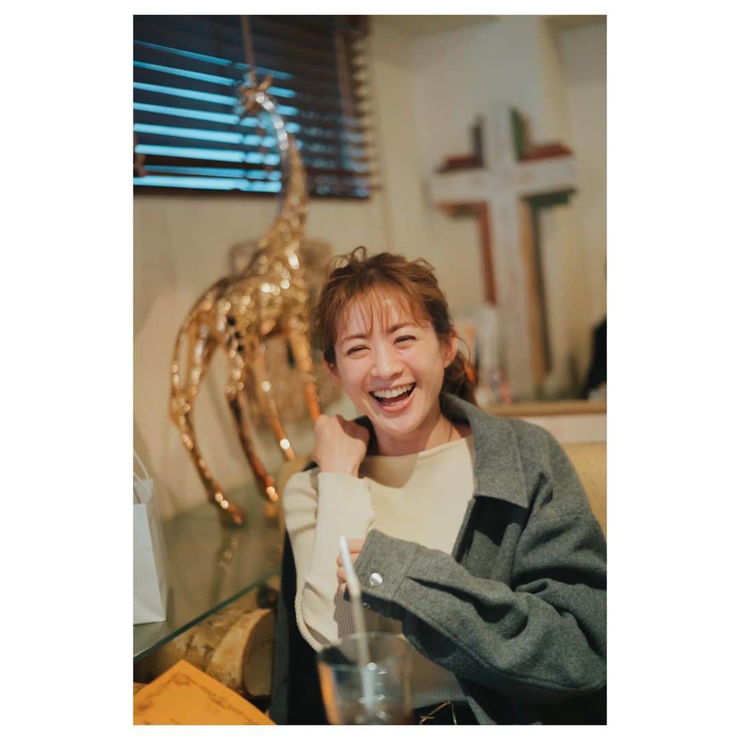 のインスタグラム：「* 高垣麗子本(仮タイトル)の打ち合わせ現場にて📖✨☕️  皆さんから嬉しいメッセージをたくさんいただいたので、ますます良い本にしたい！！！と気合いが入りました✨✨  一冊目の書籍「くいしんぼ」も愛読してくださったり、お渡し会も覚えていてくださったり...心から感謝です♡ あの頃も精一杯の時間と想いをかけて作り上げました✨  二冊目の書籍となる今回 またライフスタイルもがらりと変化した中で、今できることを形にしますね☺️📖✨  もう今週末は4月だ 2023年は新たな経験がまだ控えているので、健康第一で楽しむぞ𓂃✨✨  * #高垣麗子本  #📖」