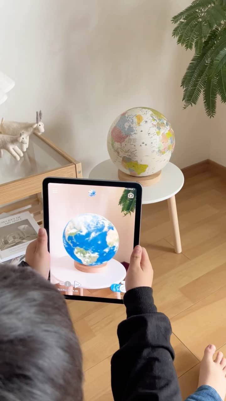 きなこのインスタグラム：「遊びながら学べる、新感覚の地球儀「アースボール」🌎 動画で見てみたいとリクエストをいただいたので撮ってみました☺️（音声付きです！  インテリアに馴染むデザイン、軸がない球体なのでいろんな角度から地球を観察できること、ちびっこは楽しく遊べて学べて、成長してもずっと使い続けるところが魅力だなぁと思います✨  購入したお店はROOMに載せてます🙌 （プロフィールのリンクからどうぞ☺︎」